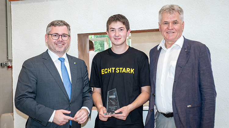 LR Ludwig Schleritzko, Willibald Gruber (Geschäftsführer Lux Bau GmbH), Bronze-Gewinner Christian Birkner, Elisabeth Birkner, Landesinnungsmeister Robert Jägersberger (v.l.)