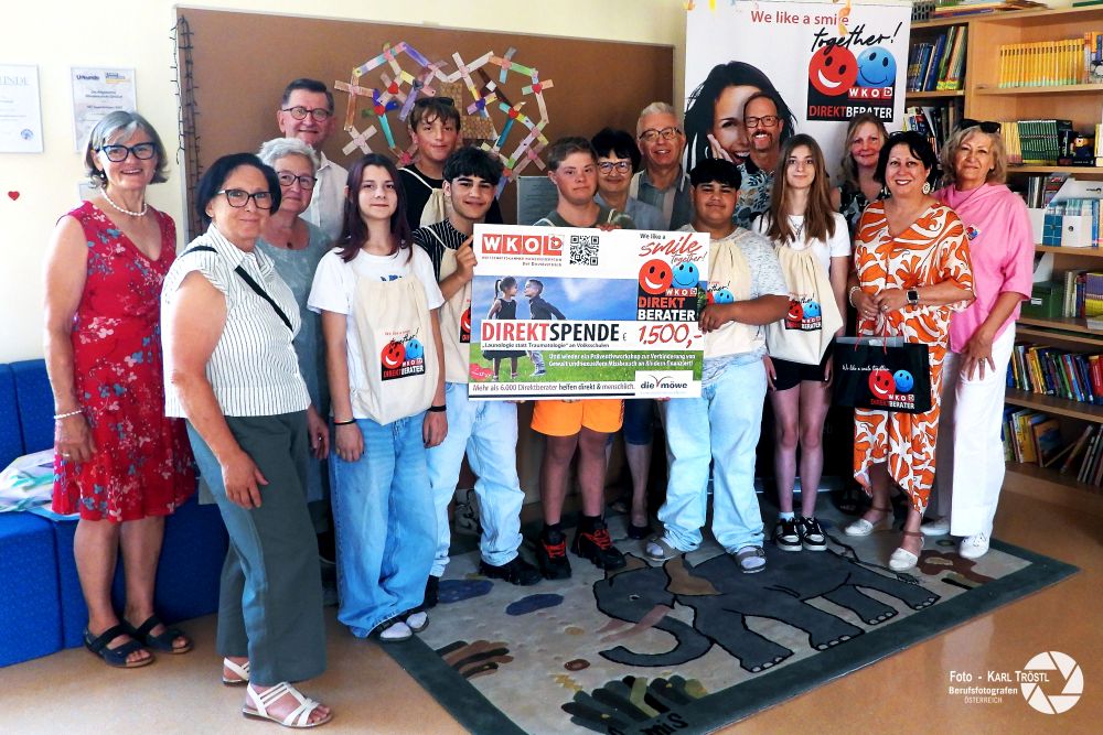 Gruppenbild mit Spenden-Scheck