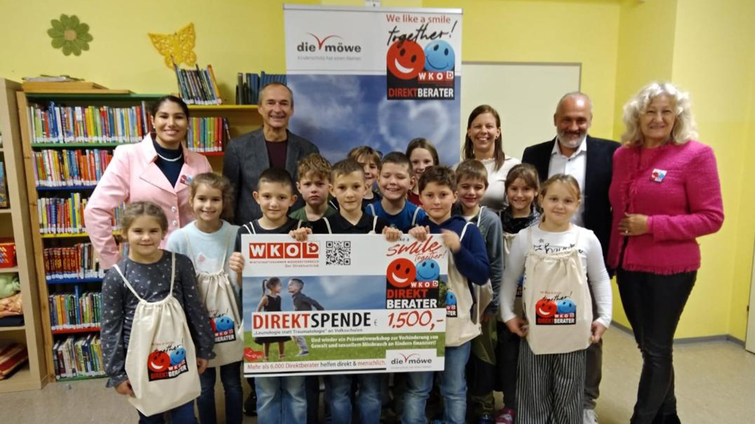 Gruppenfoto: Volksschulkinder mit Genesis Toledo, VD Martin Hörmer, VOL Christina Janker,<br />
BGM Manfred Zellhofer, Obfrau Helga Huber