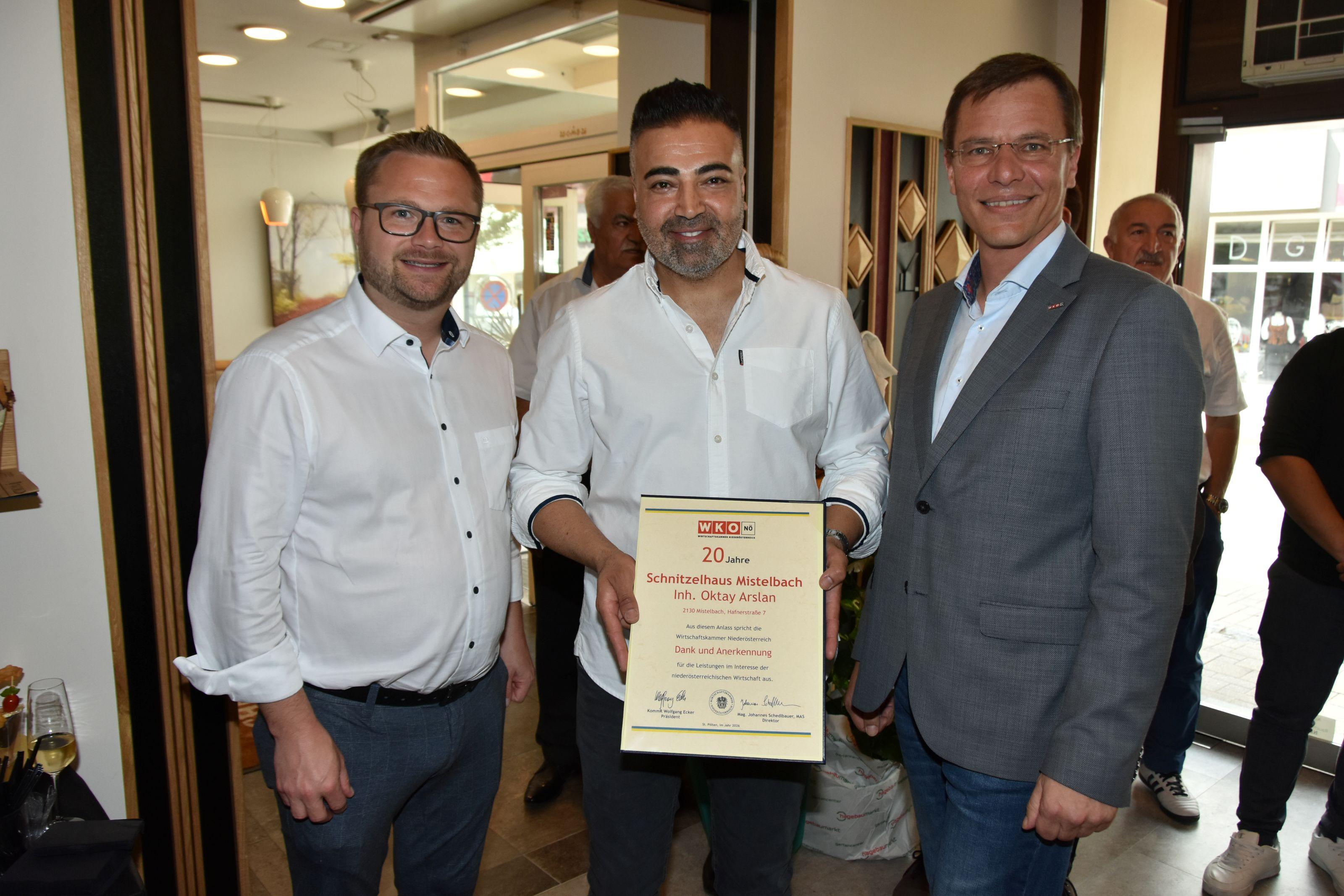 B&uuml;rgermeister Erich Stubenvoll, Oktay Arslan mit Urkunde in der Hand, Bezirksstellenobmann Gernot Wiesinger 