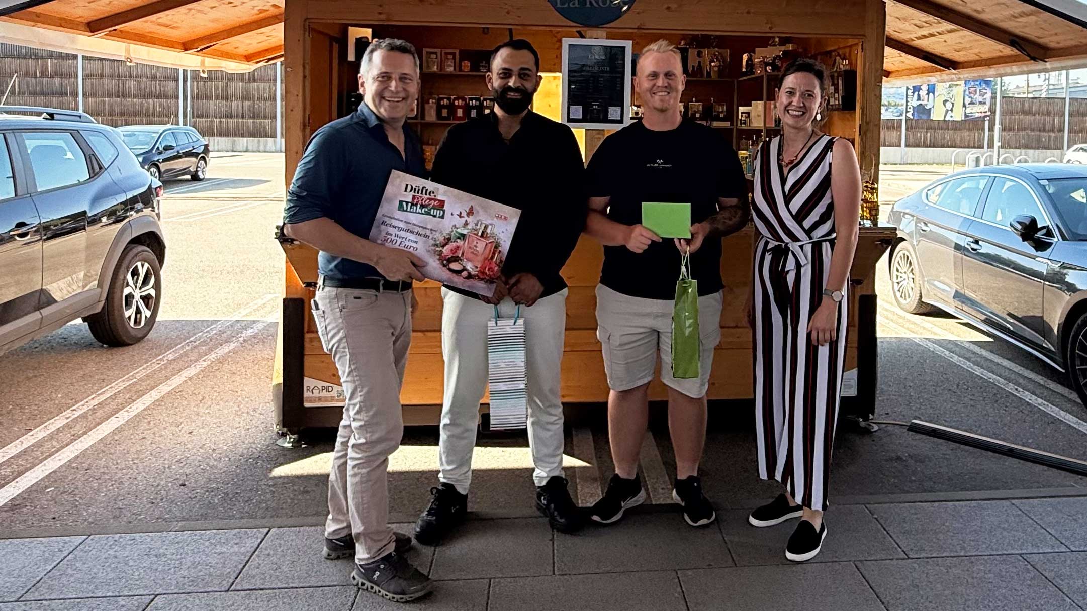 Gerhard Steurer (Berufszweigobmann), Adam Joseph (Inhaber L&aacute; Ros&eacute; Parf&uuml;merie e.U.), Patrick Kaufmann (Gewinner des Kundenhauptpreises) Katja Hametner (Gremialgesch&auml;ftsf&uuml;hrerin)