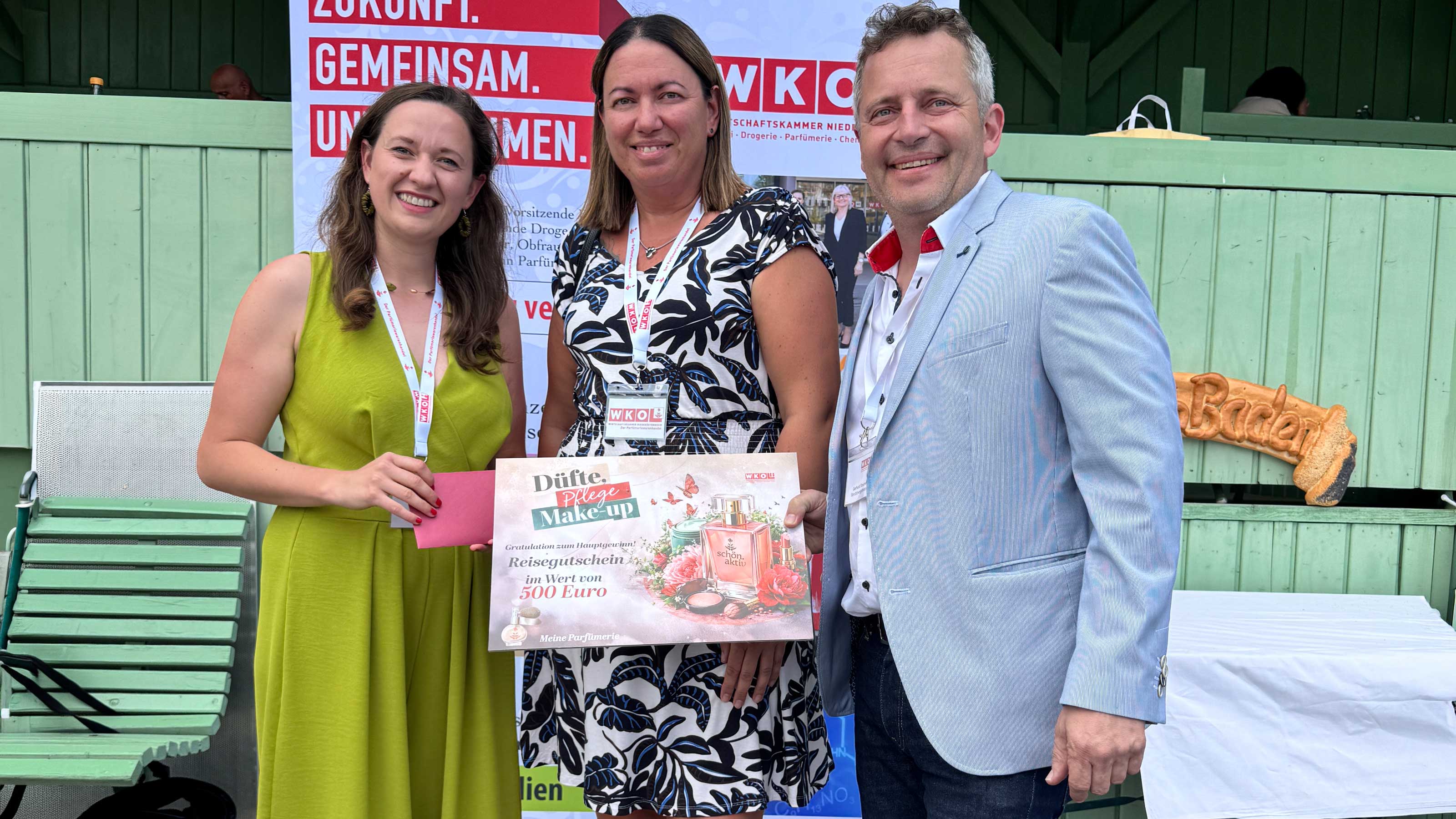 Katja Hametner (Gremialgesch&auml;ftsf&uuml;hrerin), Tamara Szabo (Gewinnerin des H&auml;ndlerhauptpreises) und Gerhard Steurer (Berufszweigobmann)