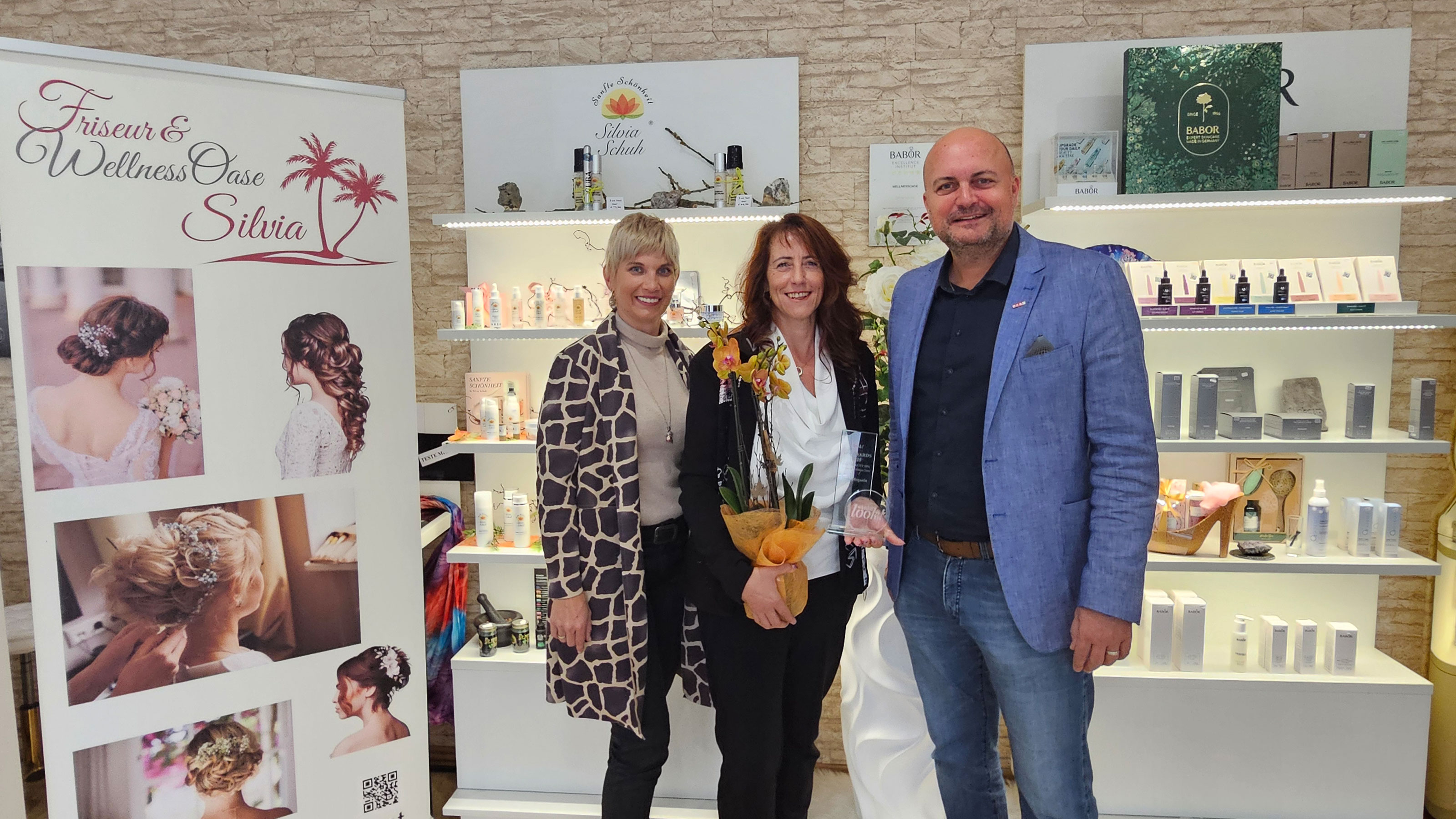 Landesinnungsmeisterin Anita Schmidt, Preisträgerin Silvia Schuh, WKNÖ-Bezirksstellenleiter Alexander Vogl