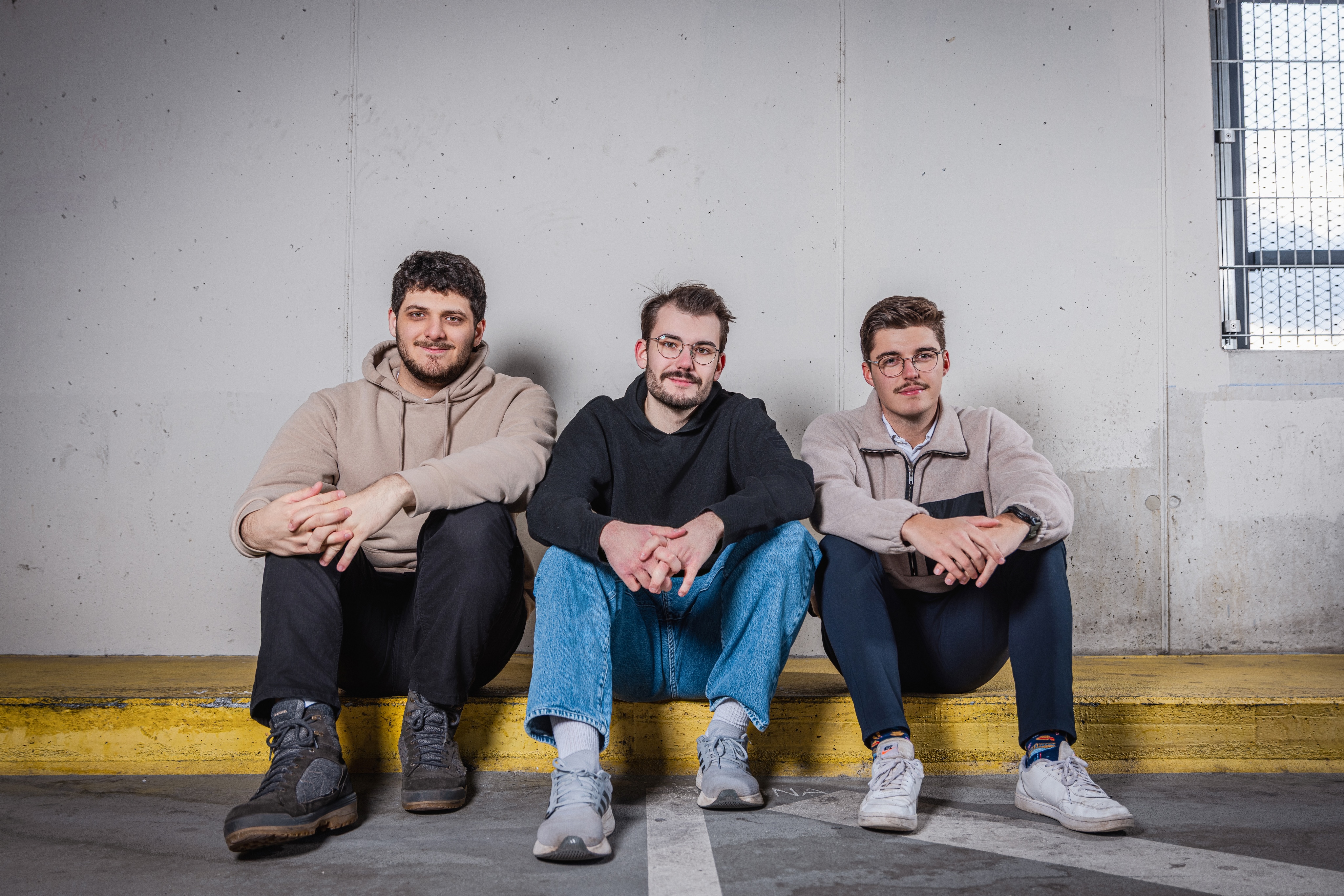 Das Kracht Team (v.l.): Leon K&ouml;llnhofer (Konzeption und Entwicklung), Jonathan L&ouml;rnitzo (Kampagnen und Design) sowie Gesch&auml;ftsf&uuml;hrer Tobi H&uuml;bl.