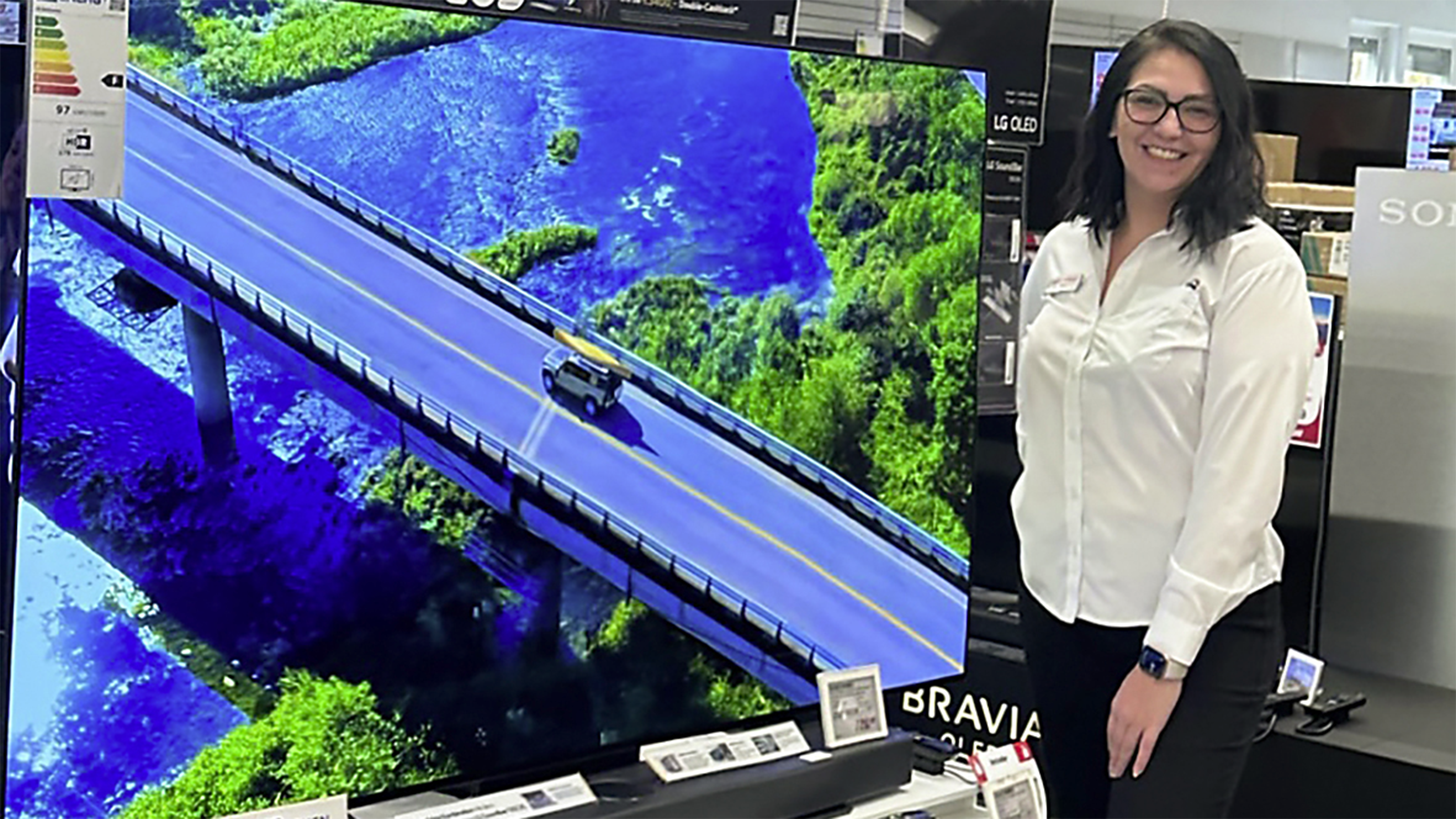 Adela Delic hat sich bis zur Marktleiterin beim MediaMarkt Amstetten hochgearbeitet.