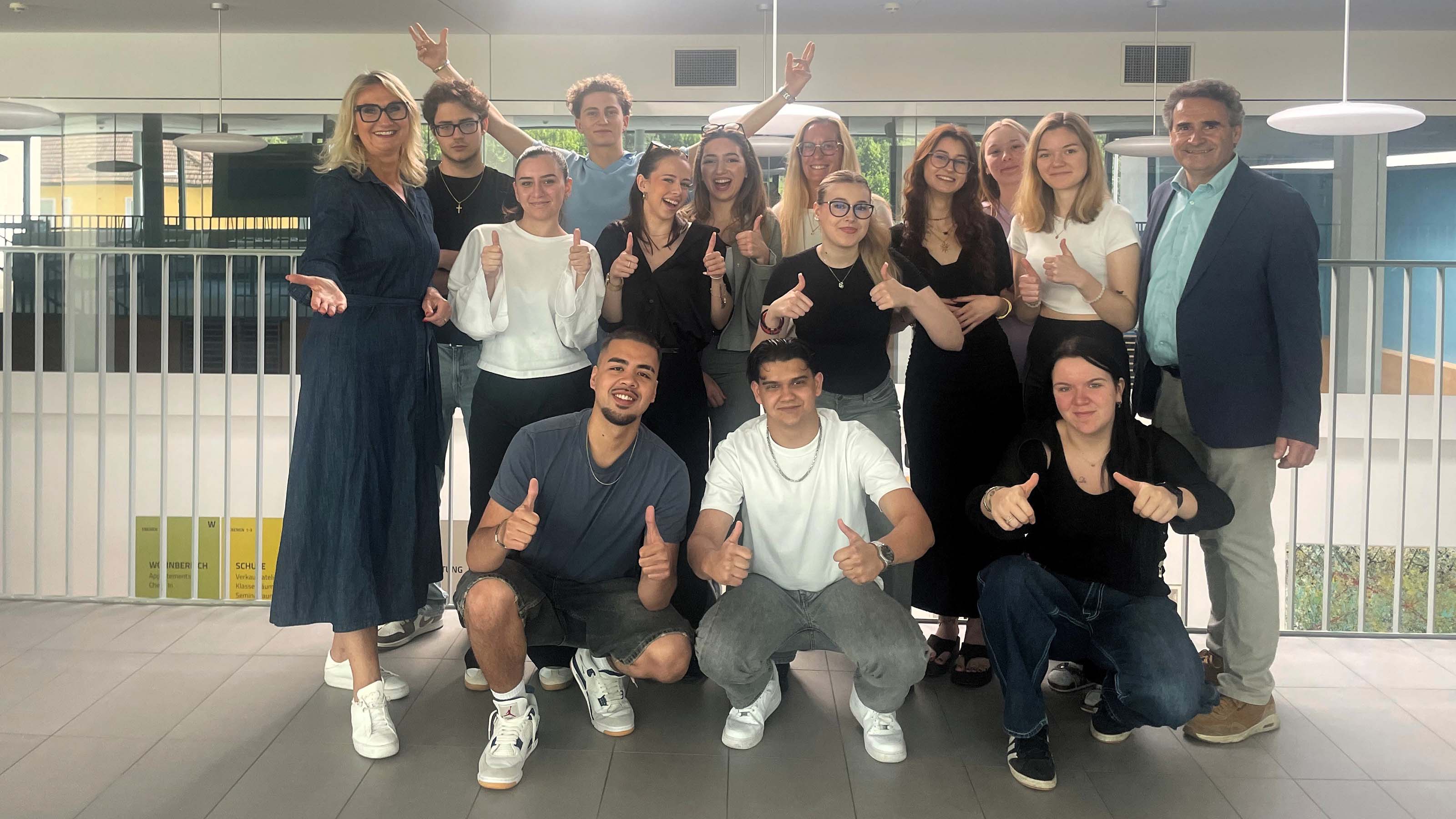 Gruppenfoto mit Teilnehmer:innen