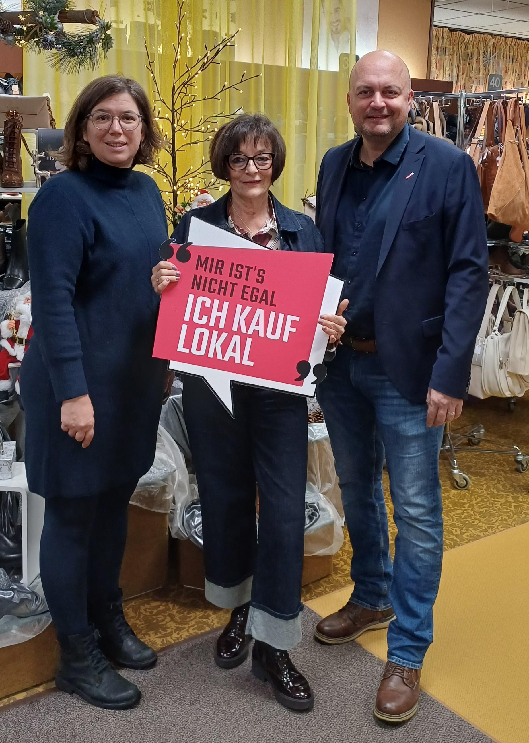 WKNÖ Bezirksstellenobfrau Marlene Böhm-Lauter, Irene Schimmel Inhaberin Schimmel Schuh-Mode GmbH, WKNÖ Bezirksstellenleiter Alexander Vogl