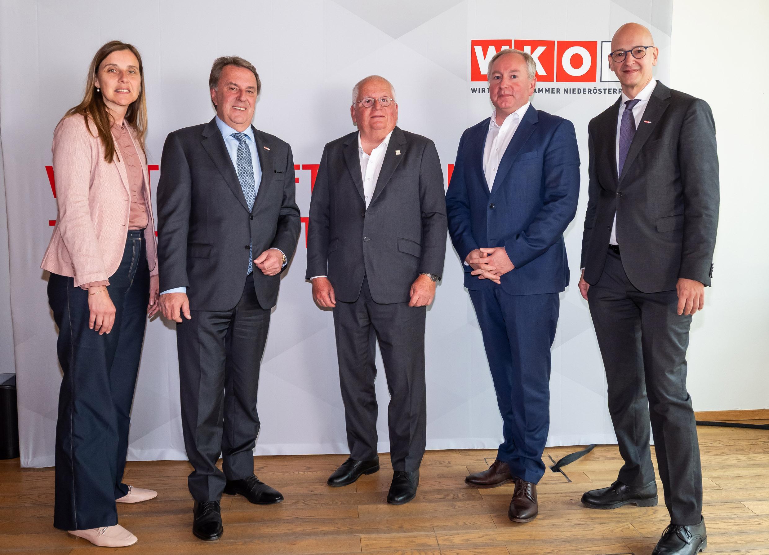 WKN&Ouml;-Direktor-Stellvertreterin Maria Gindl, WKN&Ouml;-Pr&auml;sident Wolfgang Ecker, Michael Toifl, WKN&Ouml;-Gremialgesch&auml;ftsf&uuml;hrer Weinhandel Wolfgang Fuchs und WKN&Ouml;-Direktor Johannes Schedlbauer. 