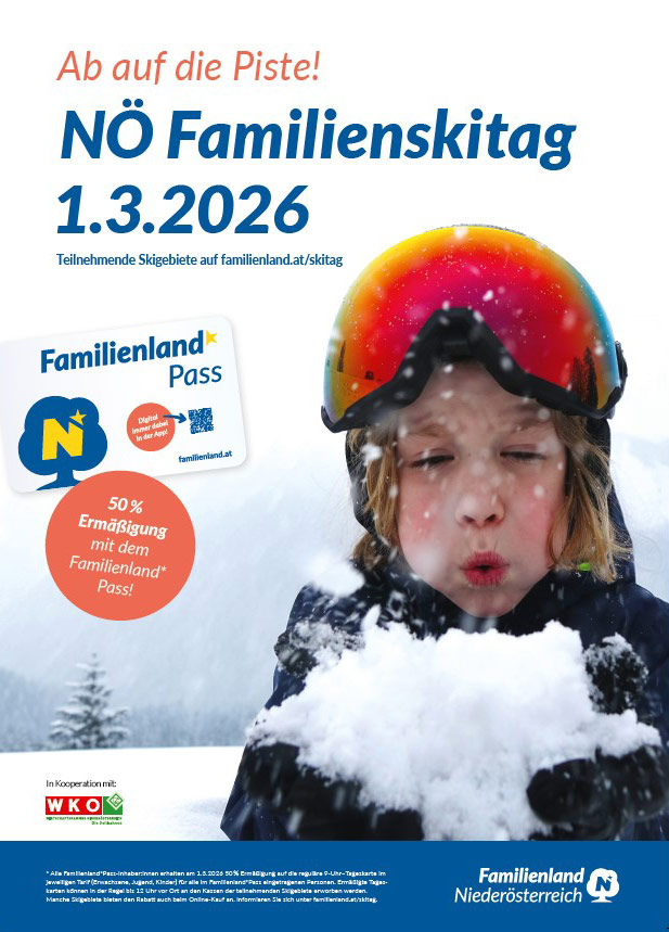 Ein Kind mit Skihelm und Skibrille h&auml;lt frischen Schnee in den H&auml;nden. Im Hintergrund sind verschneite B&auml;ume und Berge sichtbar. Dar&uuml;ber stehen Informationen zum &bdquo;N&Ouml; Familienskitag am 1. M&auml;rz 2026&ldquo; sowie Hinweise zum Familienland‑Pass und einer Erm&auml;&szlig;igung.