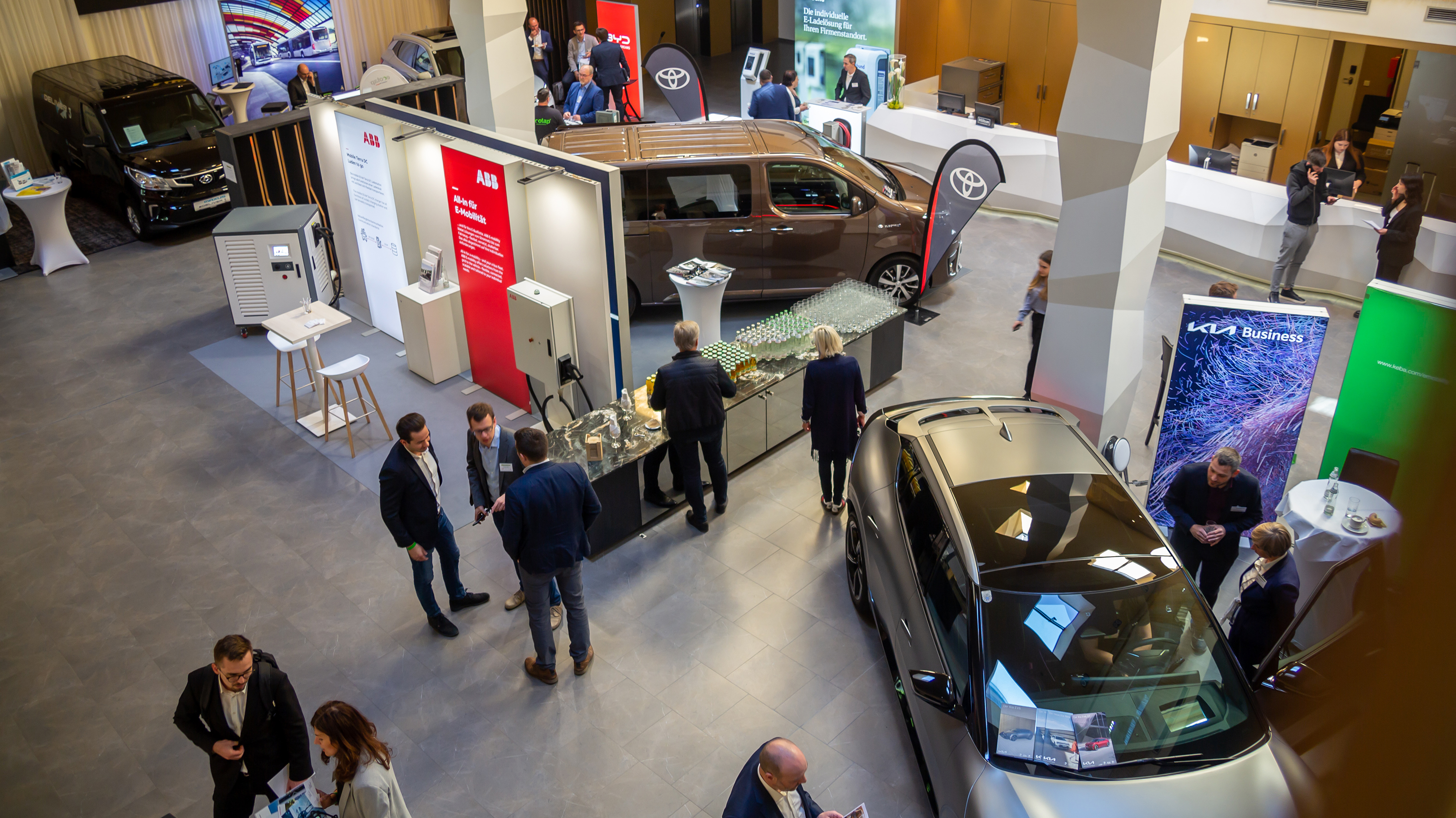 Messehalle mit Autos und Menschen, Perspektive von oben