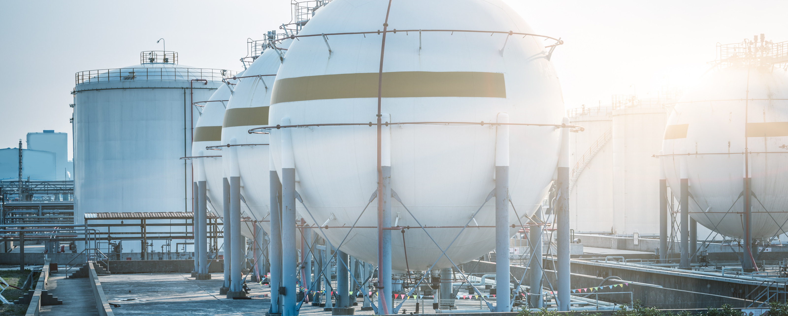 Große weiße, kugelförmige Gastanks in Raffinerie