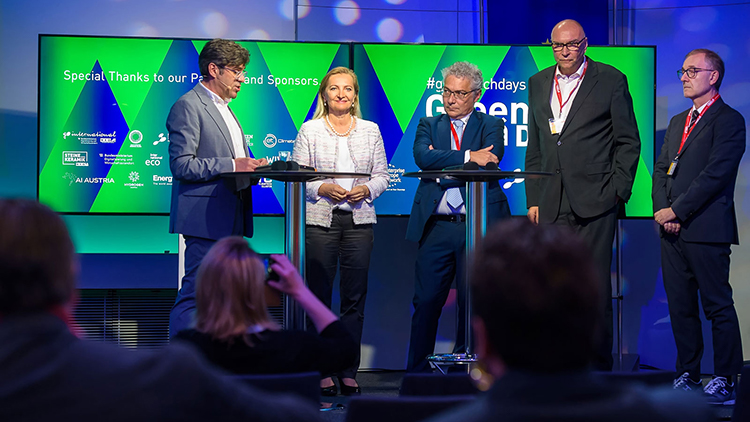 Menschen auf Bühne stehend