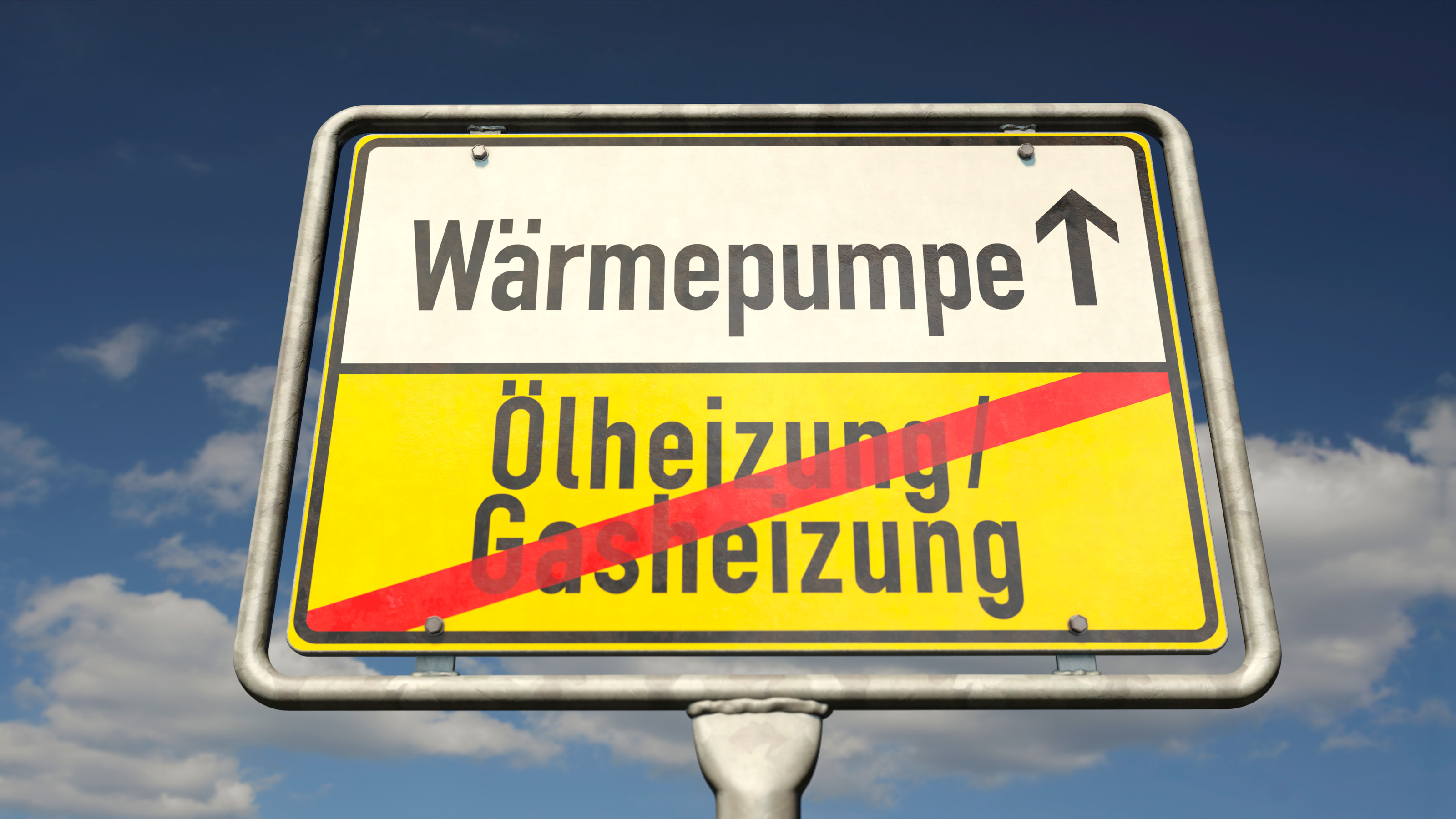 Verkehrsschild mit schwarzer Aufschrift W&auml;rmepumpe und nach oben gerichteter Pfeil auf wei&szlig;em Hintergrund, darunter schwarze Aufschrift &Ouml;lheizung/Gasheizung auf gelbem Hintergrund mit roter Linie durchgestrichen, im Hintergrund blauer Himmel mit Wolken