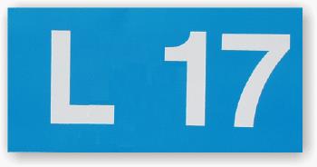 Buchstaben-Zahlen-Kombination L 17 in wei&szlig;er Schrift auf blauer rechteckiger Tafel