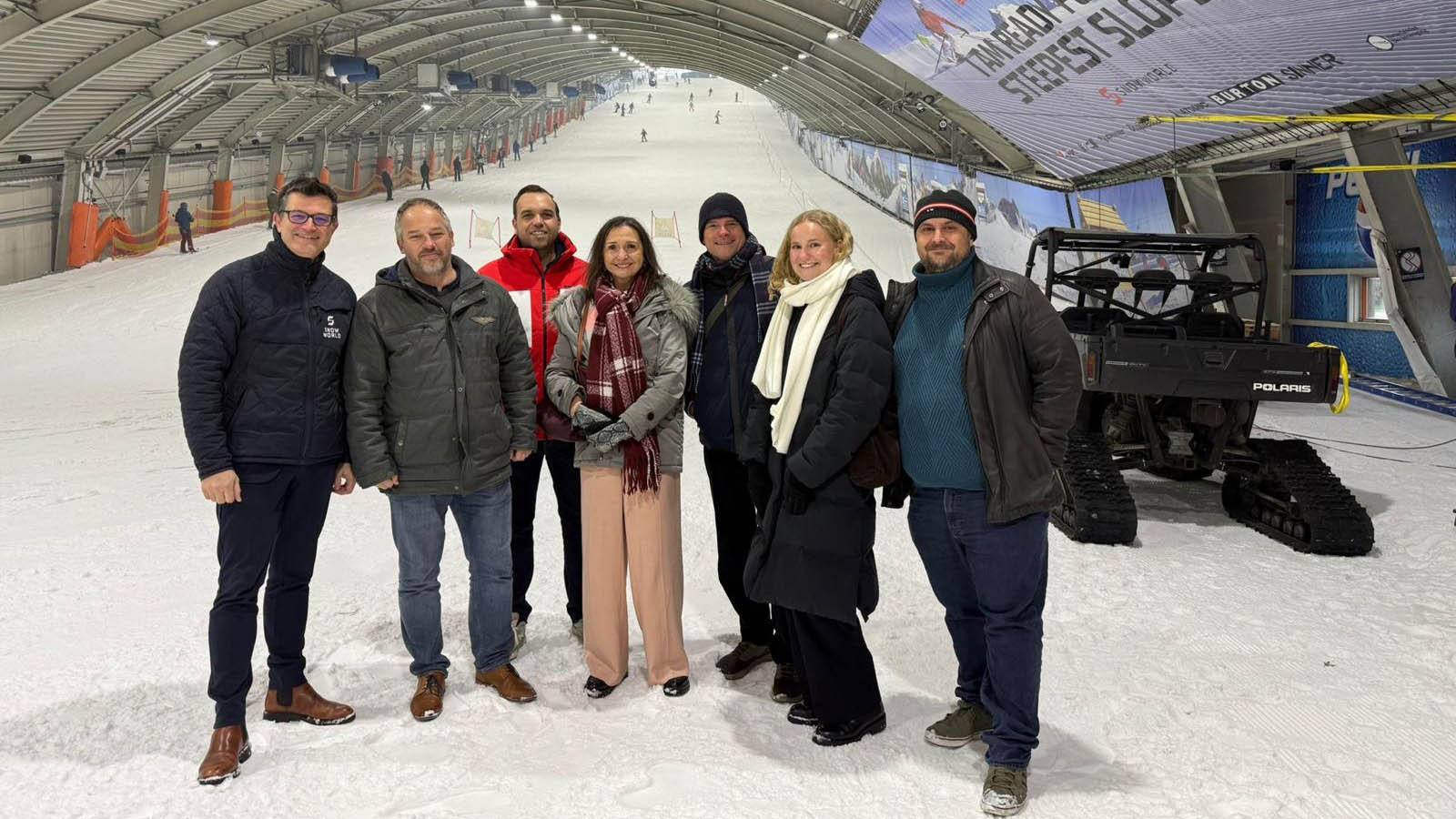 Gruppenbild in Indoor-Skihalle