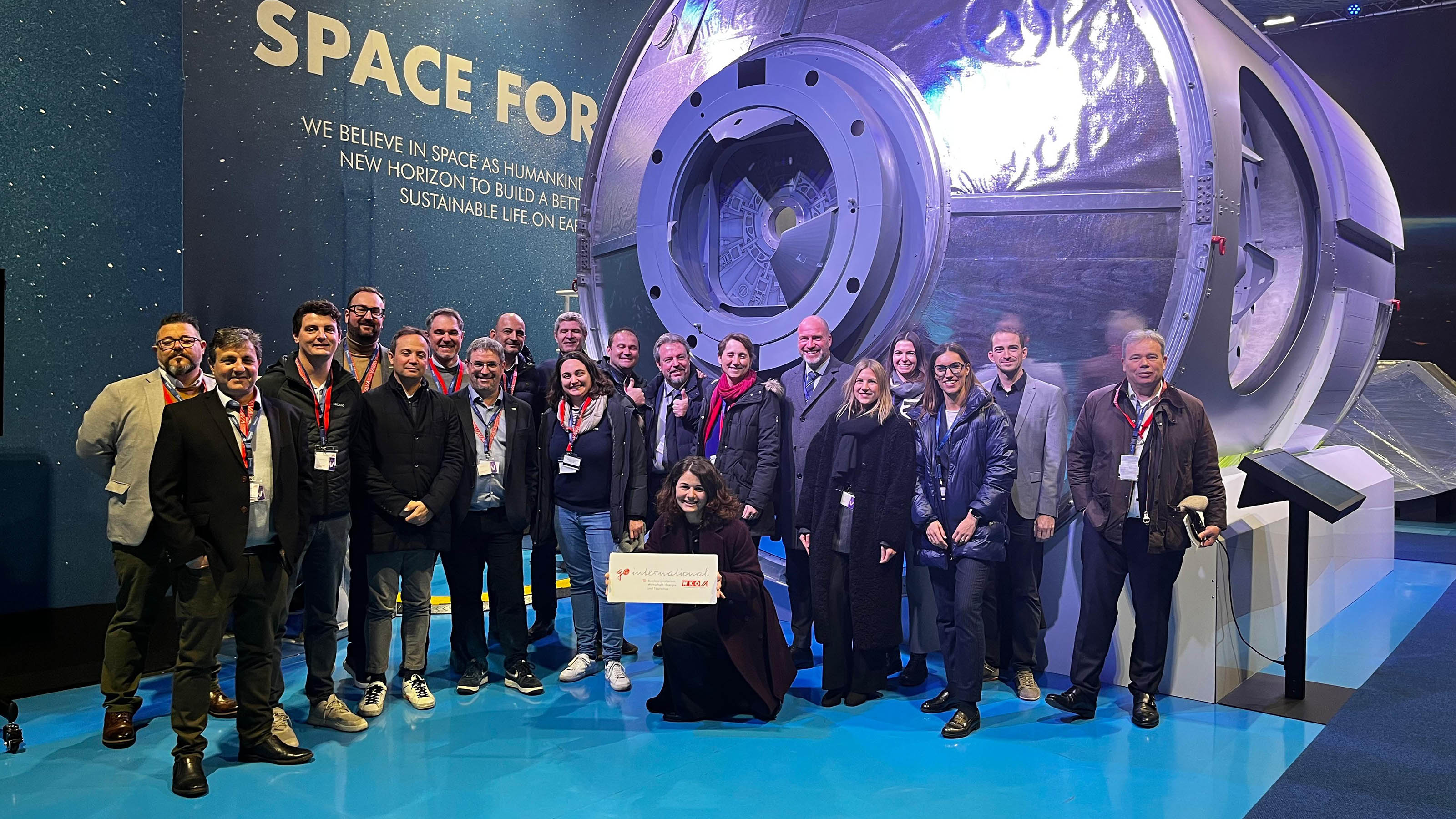 Gruppenbild vor Space Shuttle