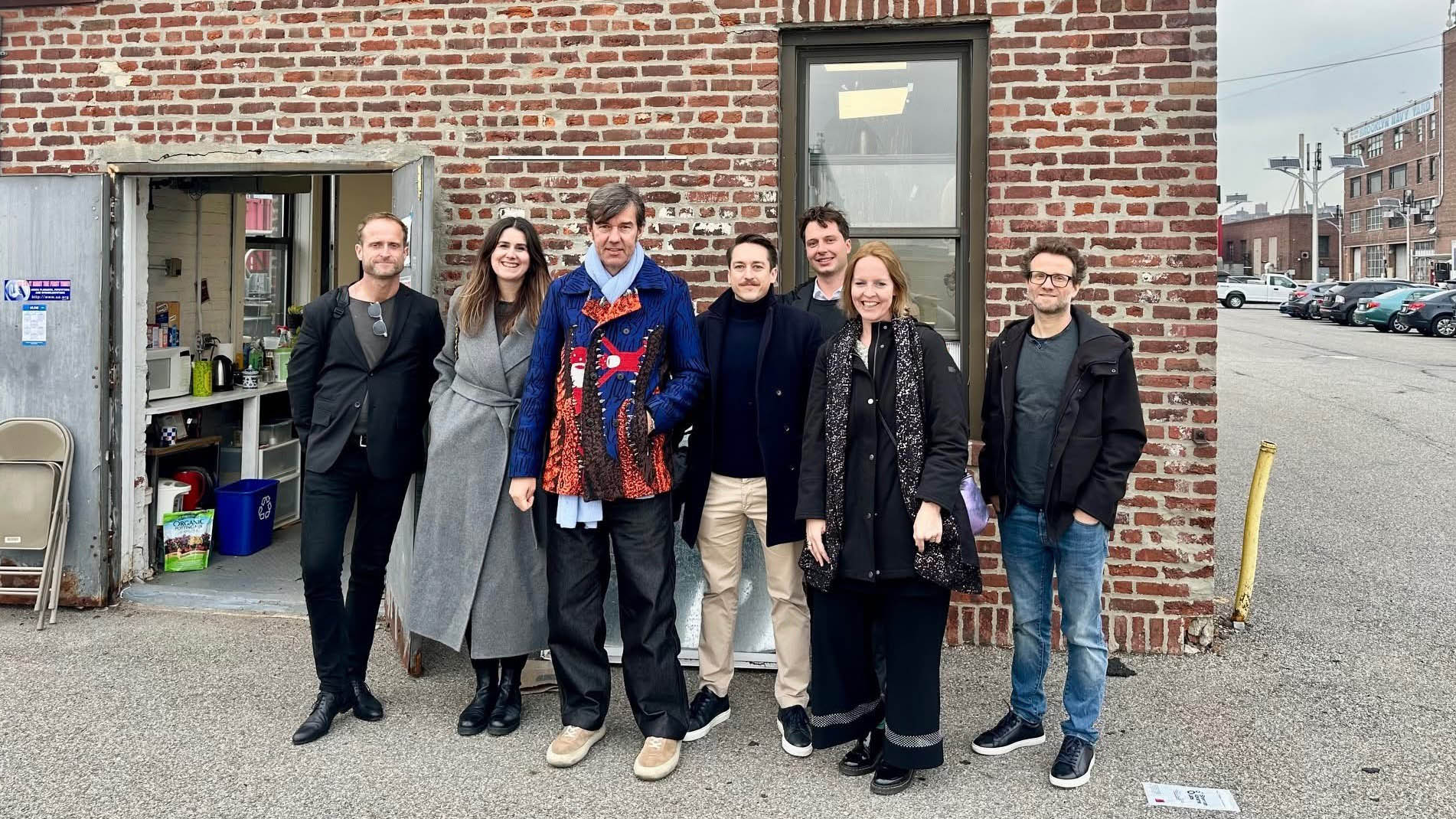 Gruppenbild vor Backsteinbau