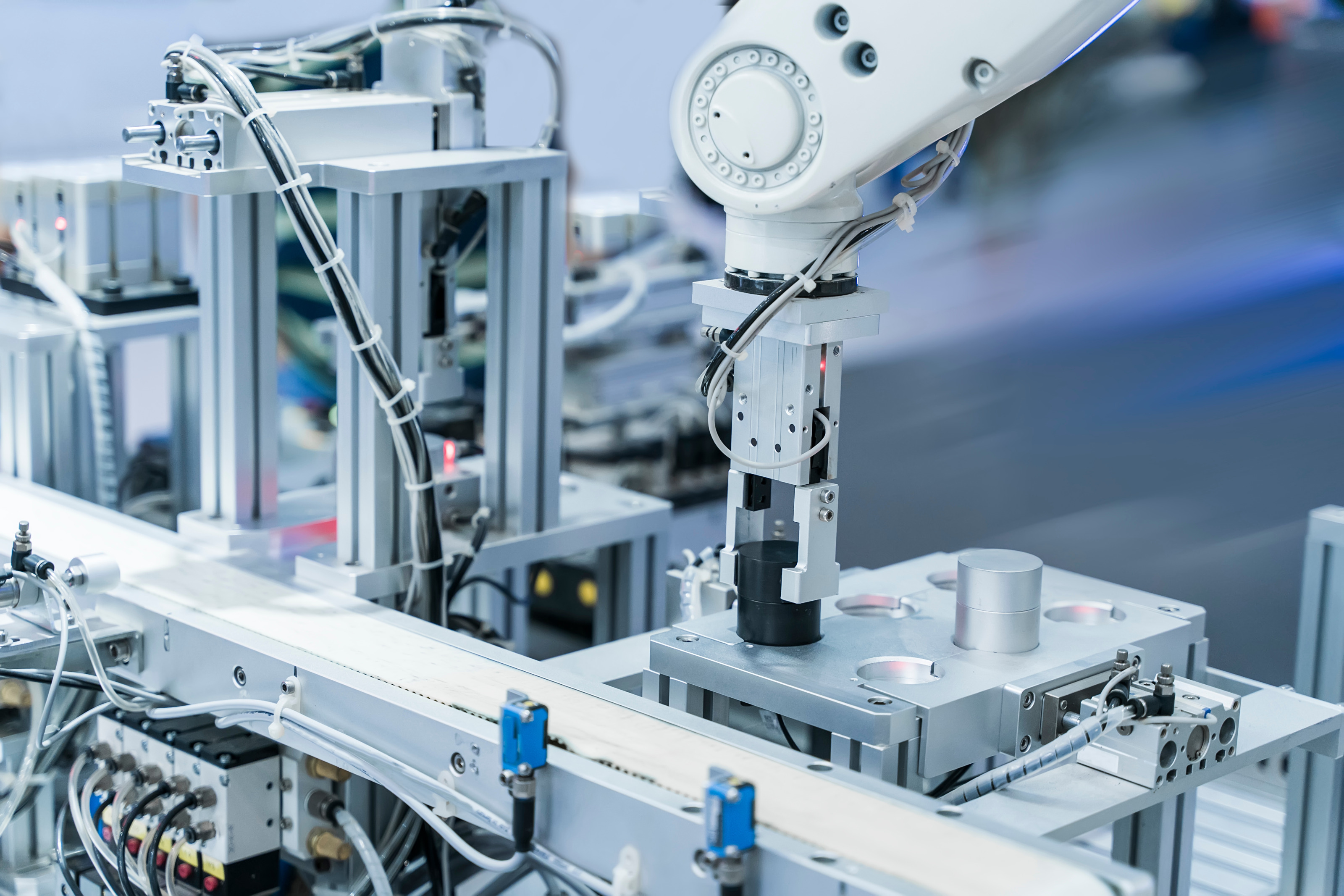 Automatisierung in einer Produktion mit Maschinen