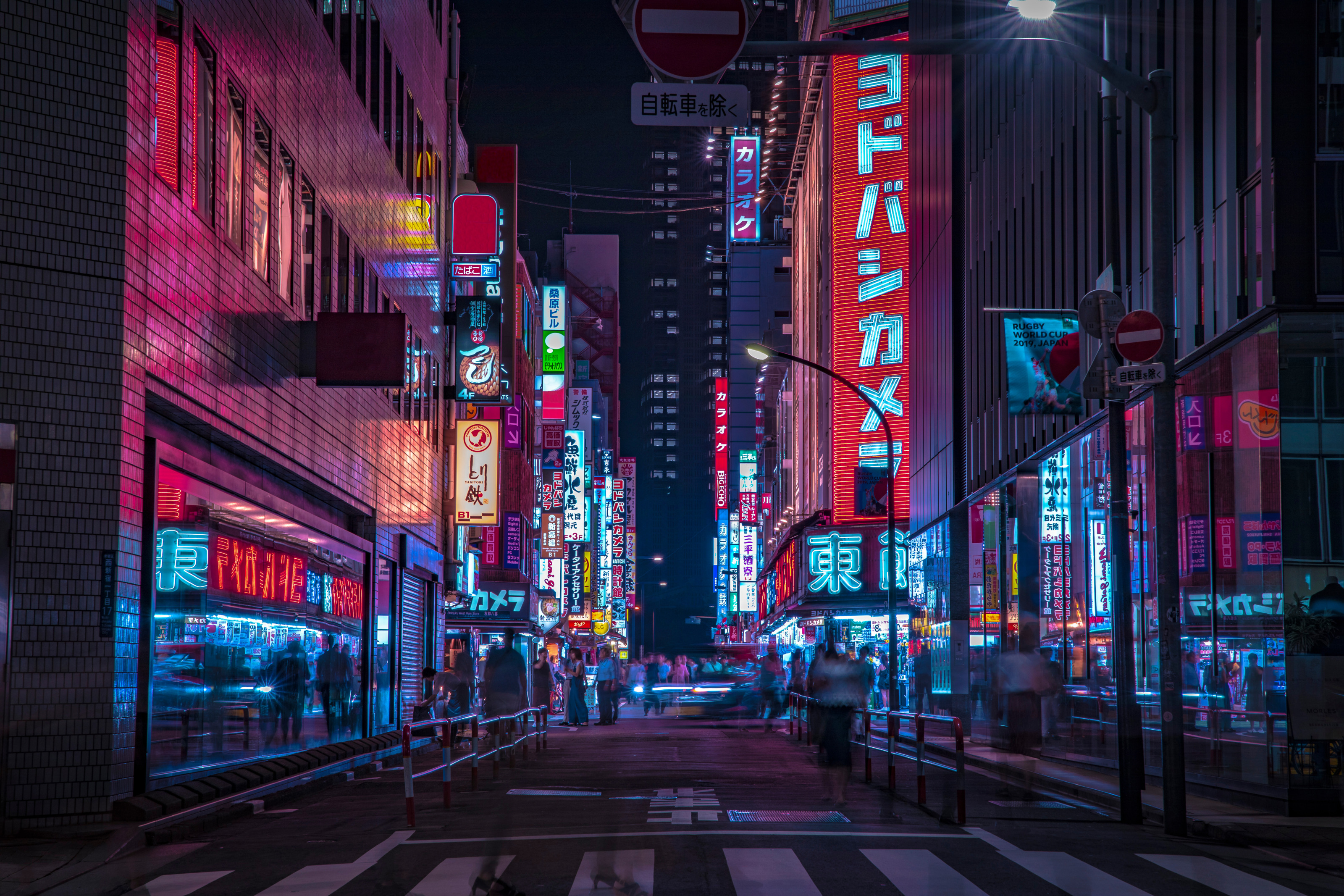 Straße mit beleuchteten Schildern in Downtown Shinjuku in Tokyo