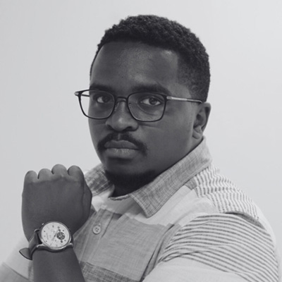 Portr&auml;t einer Person mit Bart, kurzen Haaren, Brille sowie T-Shirt