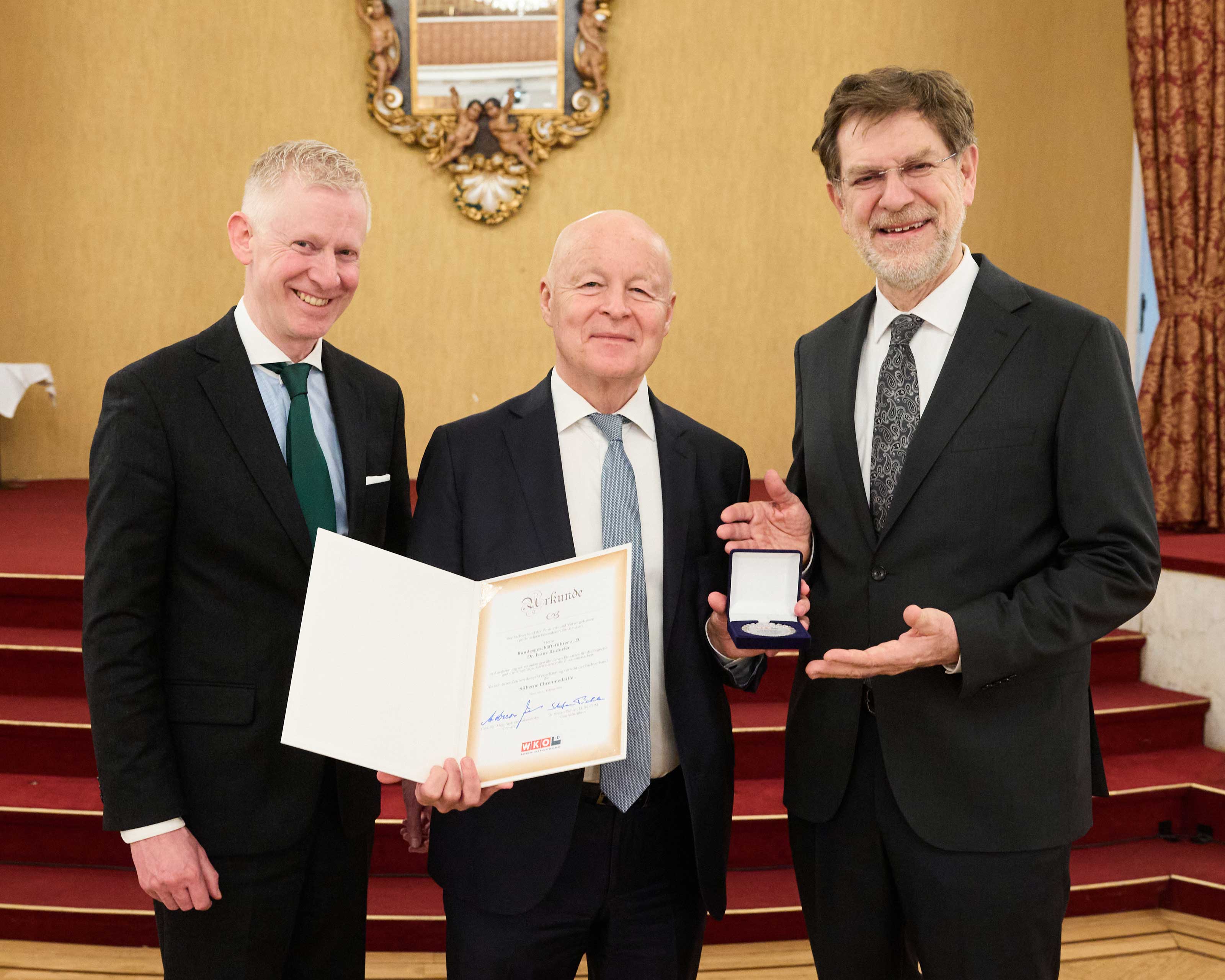 Fachverbandsgesch&auml;ftsf&uuml;hrer Dr. Stefan Pichler, Gesch&auml;ftsf&uuml;hrer der Bundessparte Bank und Versicherung Dr. Franz Rudorfer und Fachverbandsobmann Gen.Dir. Mag. Andreas Zakostelsky