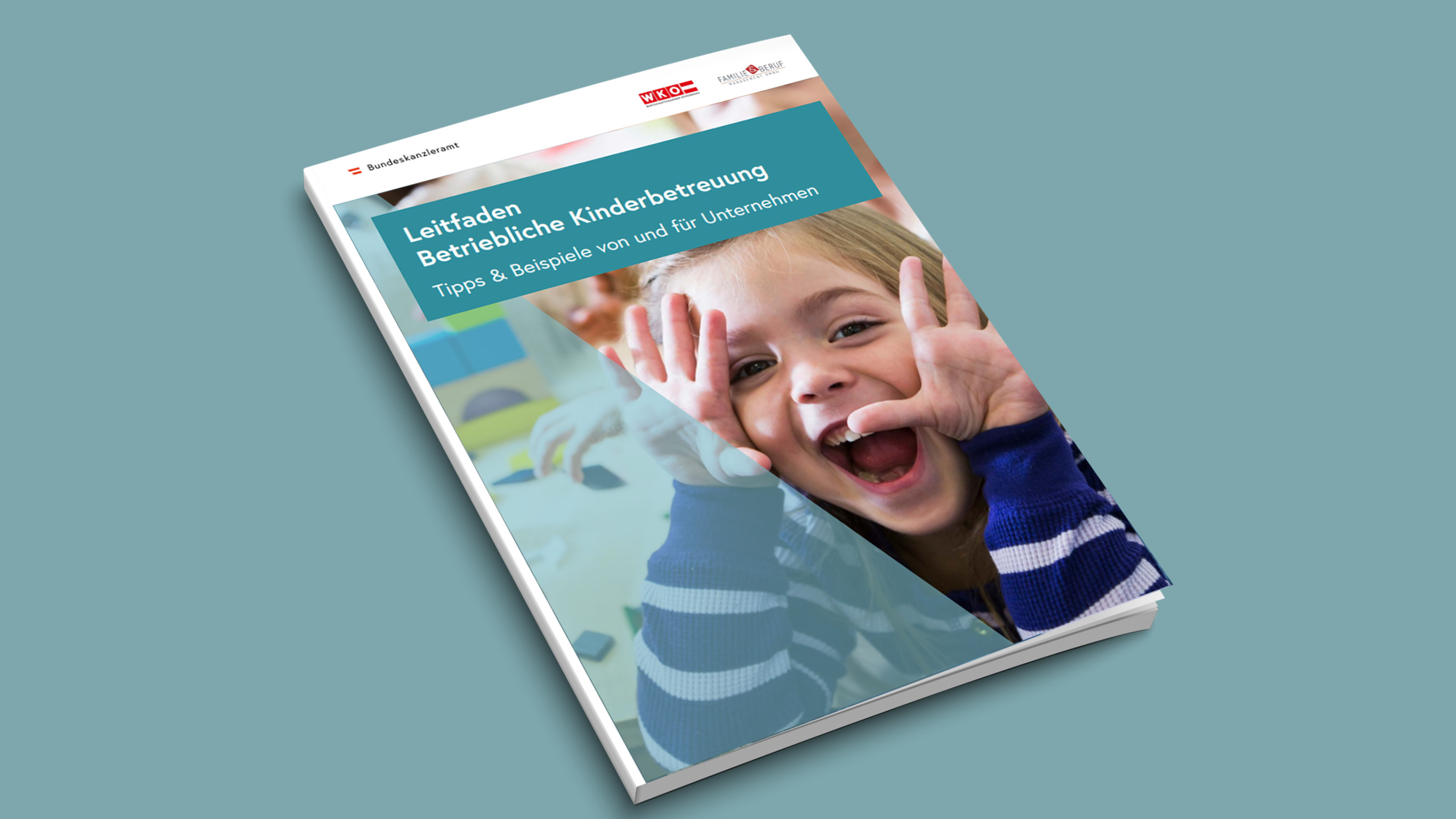 Cover einer Broschüre, auf der ein lachendes Kind ist. Darüber steht Leitfaden, betriebliche Kinderbetreuung, Tipps und Beispiele von und für Unternehmen