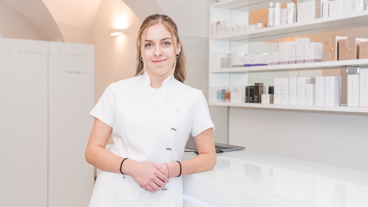 Fußpflegerin lächelt in die Kamera