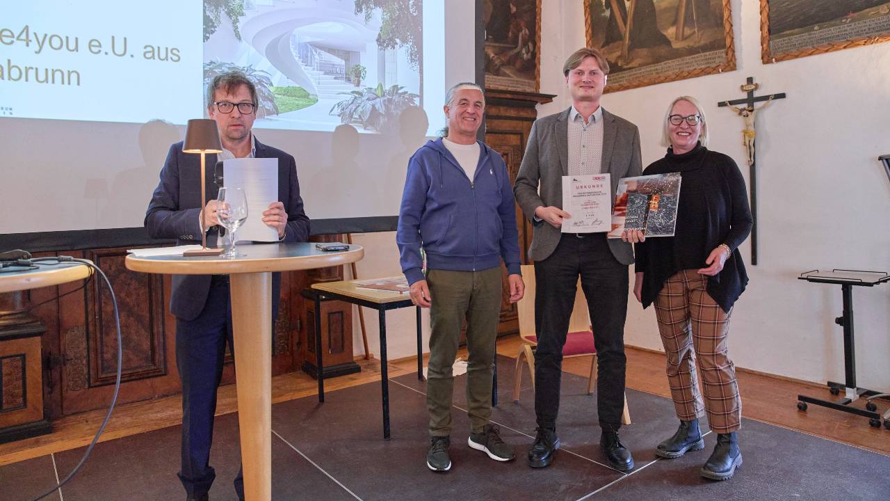 Der Designpreis 2026 f&uuml;r eine freigeschwungene Steintreppe aus Kalkstein ging an<br />
Stone4you aus Hollabrunn &ndash; im Bild GF Sebastian Leeb (2.v.r.). Links Moderator und Juror<br />
Dr. Arnold Reinthaler.