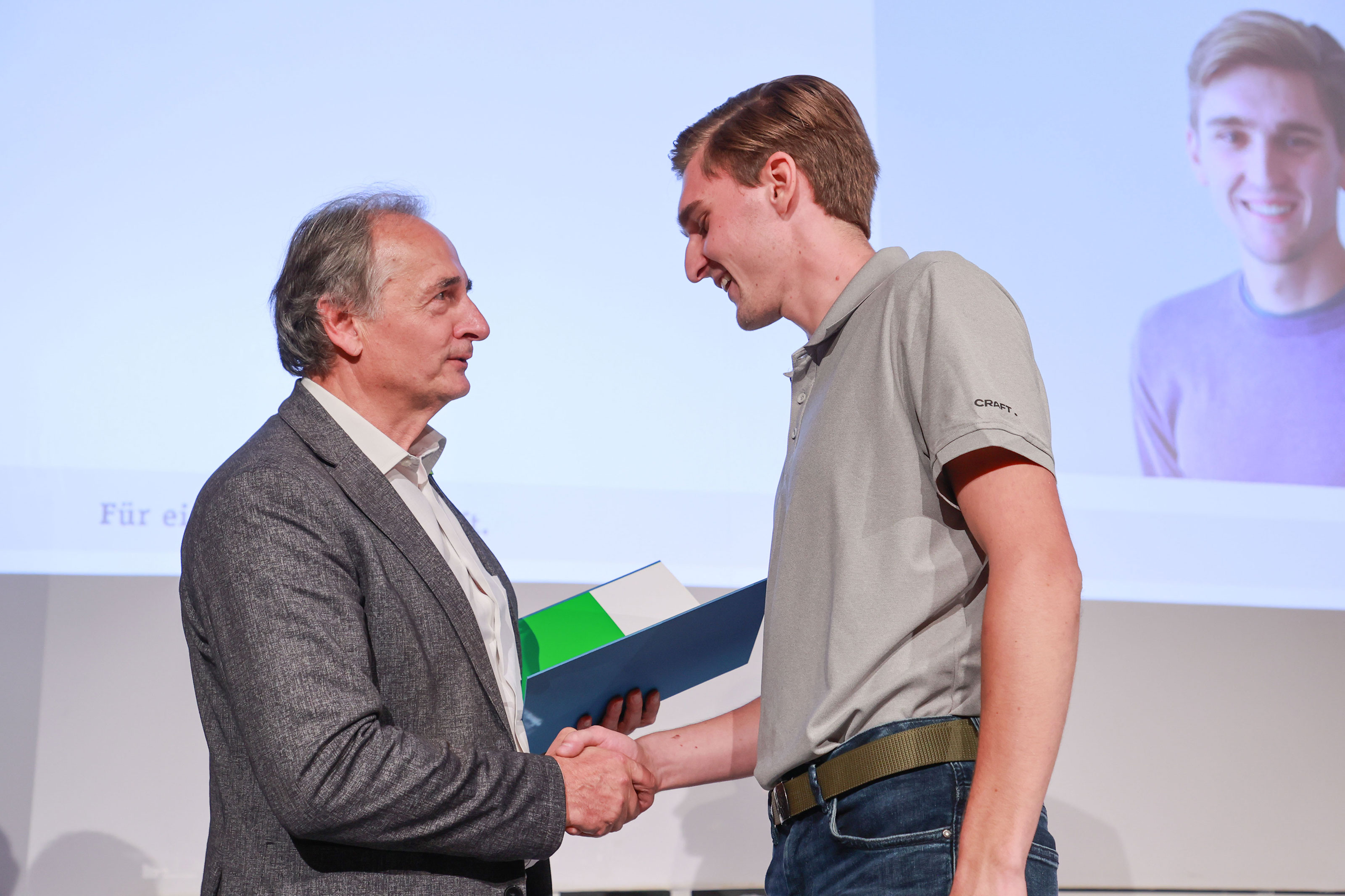 Bundesinnungsmeister Roman Keglovits Ackerer übergibt dem Sieger der Staatsmeisterschaft 2023 den Gewinnerpreis