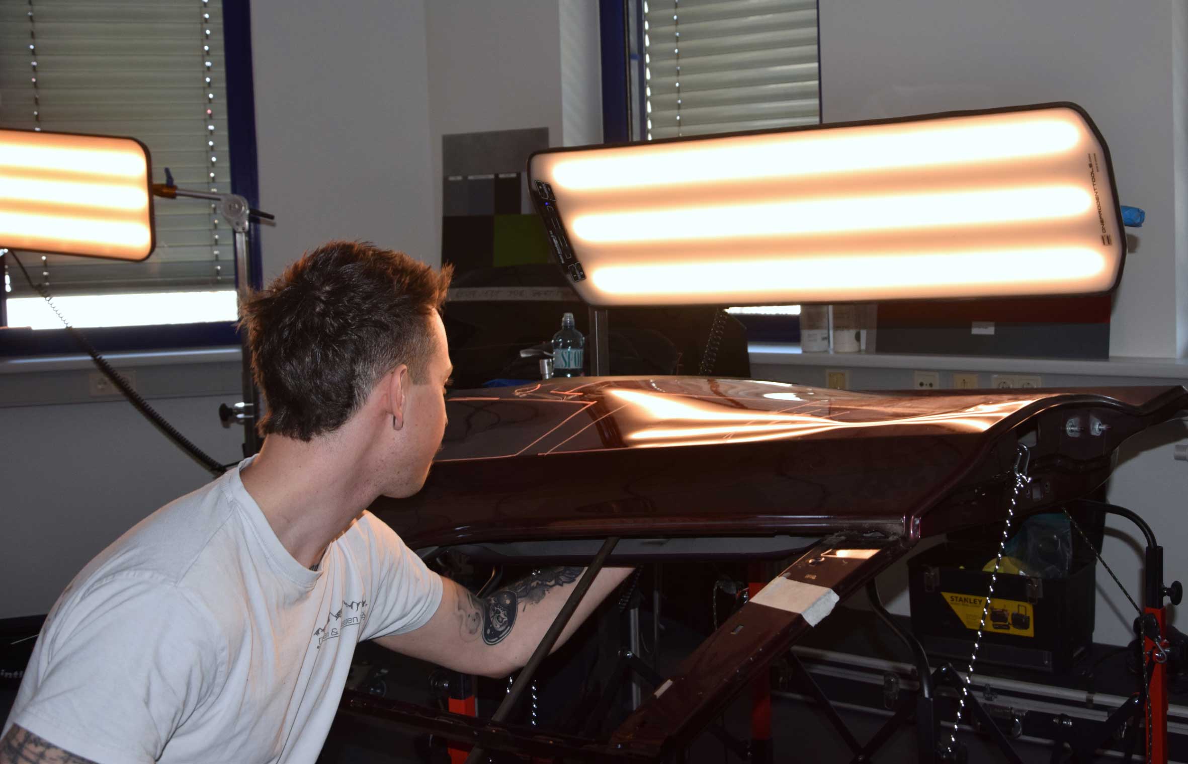 Teilnehmer der Zertifizierungspr&uuml;fung zum Dellentechniker bei der Arbeit