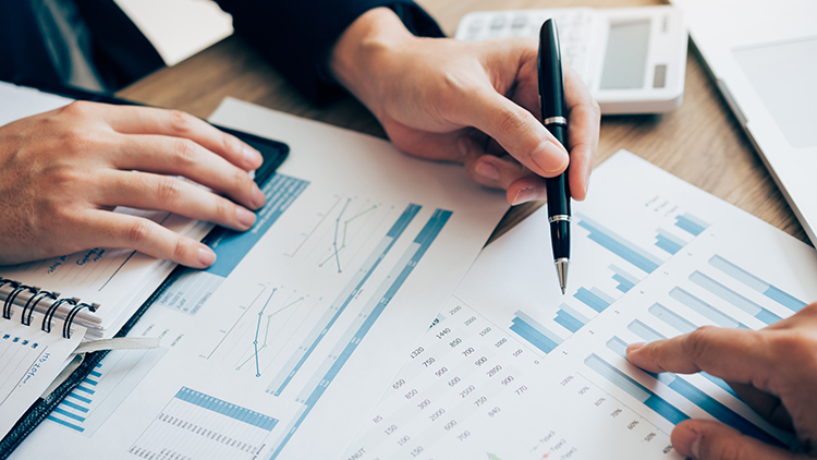 Schreiben, Schreibung, schreiben, Stift, Kugelschreiber, notieren, Notiz, aufschreiben, Statistik, Statistiken, statistisch, Trend, Trends, Trendentwicklung, Diagramm, Diagramme, Tabelle, Tabellen, Tabellarium, Fakt, Fakten, Daten, Data, Datenanalyse, Analyse