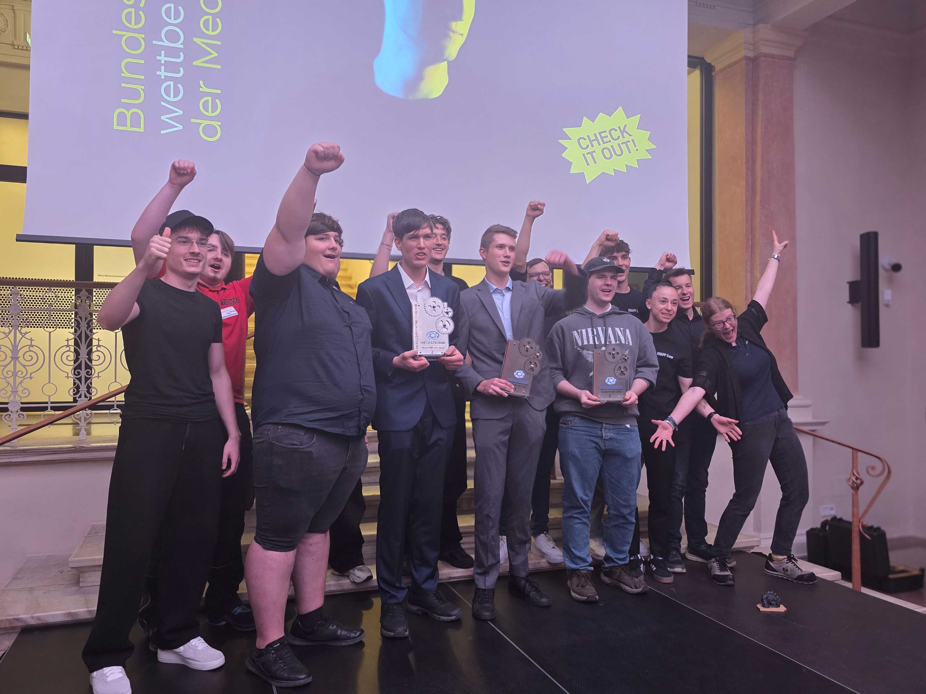 Gruppenbild aller Teilnehmer am Bundeslehrlingswettbewerb der Mechatroniker 2026
