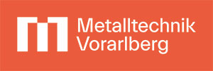 Logo Metalltechnik Vorarlberg weiß vor orangenem Hintergrund