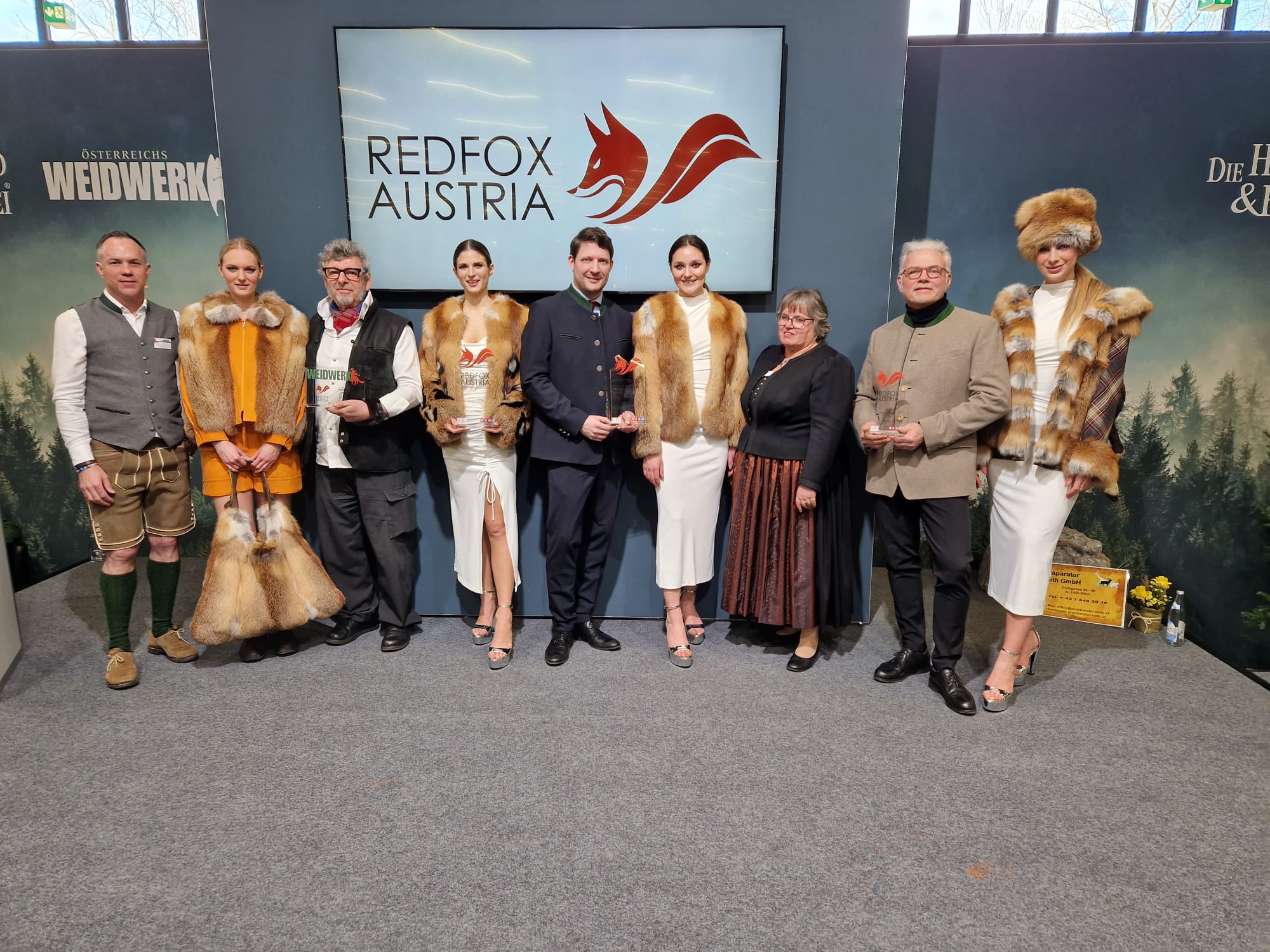 Gruppenbild beim Red Fox Austria Award 2024 mit neun Personen