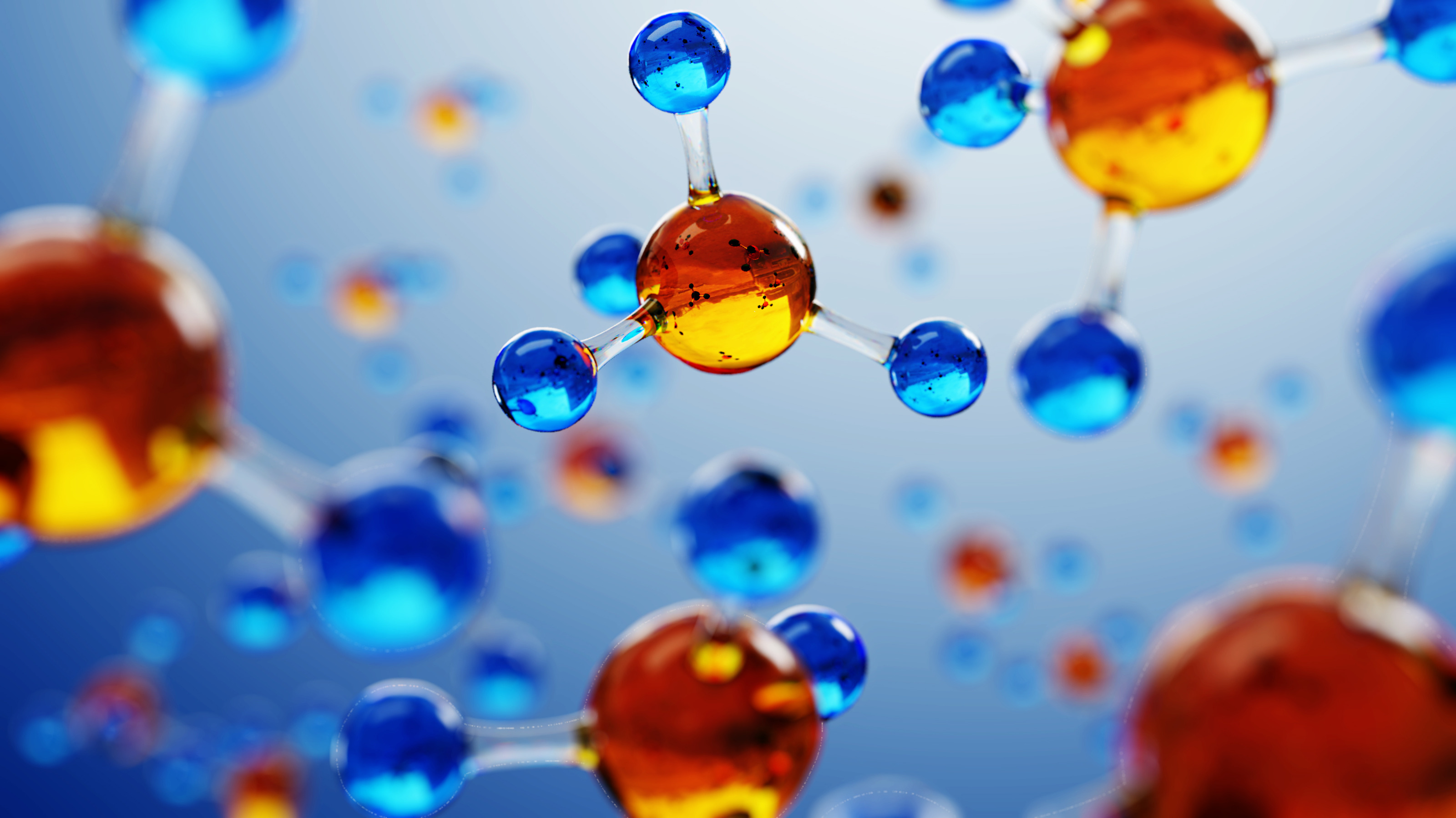 3D-Illustration von Molek&uuml;len: Mehrere orange Kugeln durch transparente Linien mit jeweils 3 kleineren blauen Kugeln verbunden auf hellblauem Hintergrund