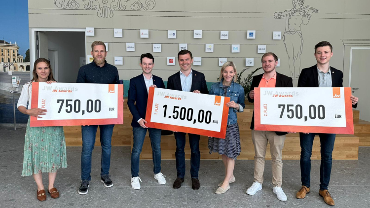 Menschen halten Schilder