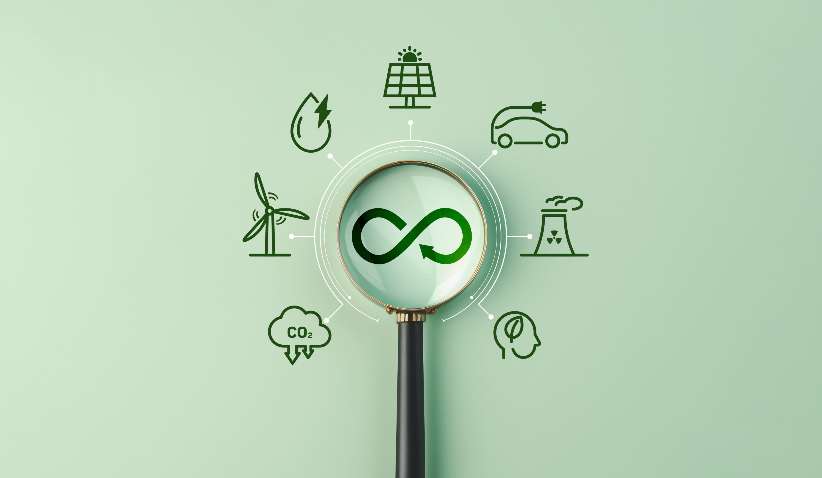 Grafik zum Thema alternative Energien, auf mintgr&uuml;nem Hintergrund liegt in der Mitte eine Lupe. Von dieser f&uuml;hren einzelne Striche zu verschiedenen, dunkelgr&uuml;nen Symbolen wie Wasserkraft, Solarpanelen, Windr&auml;dern, Atomkraftwerken, Elektroauto