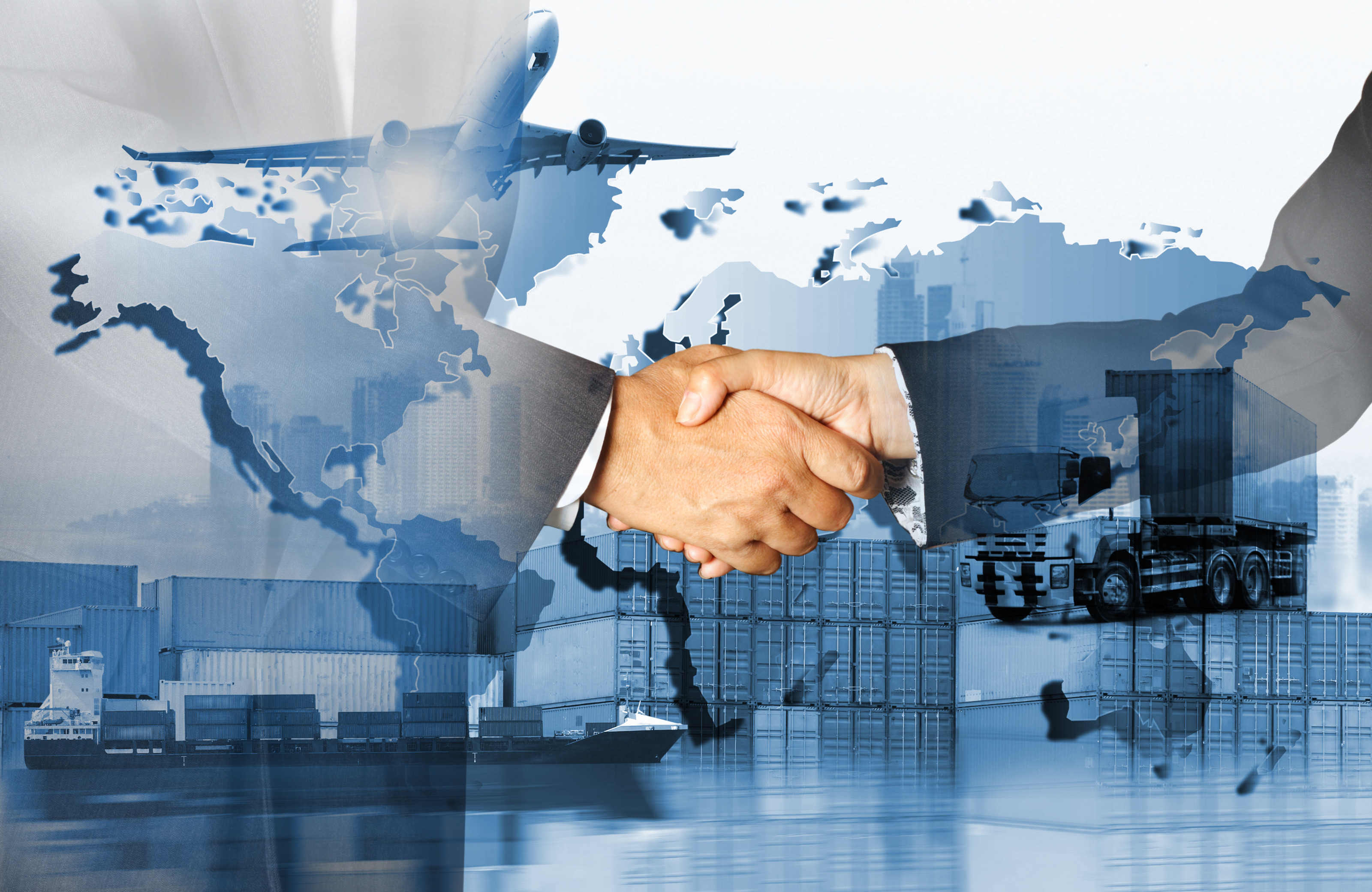 Eine Collage aus drei Teilen, die &uuml;bereinander gelegt sind: eine Weltkarte mit allen Kontinenten ohne L&auml;ndergrenzen, seitliche Aufnahme zwei sich sch&uuml;ttelnder H&auml;nde und Arme und ein Frachtschiff mit Containern sowie weiteren gestapelten Container 