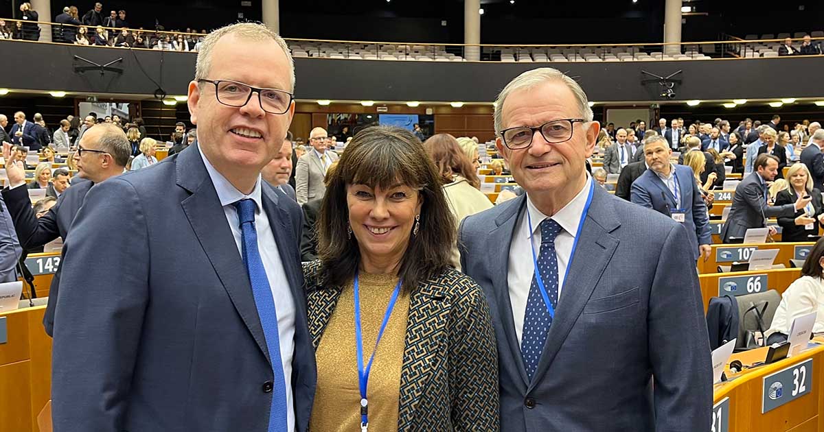 Eurochambrs-CEO Ben Butters, WKÖ-Vizepräsidentin Martha Schultz und WKÖ-Generalsekretär Karlheinz Kop am European parliament of Enterprises