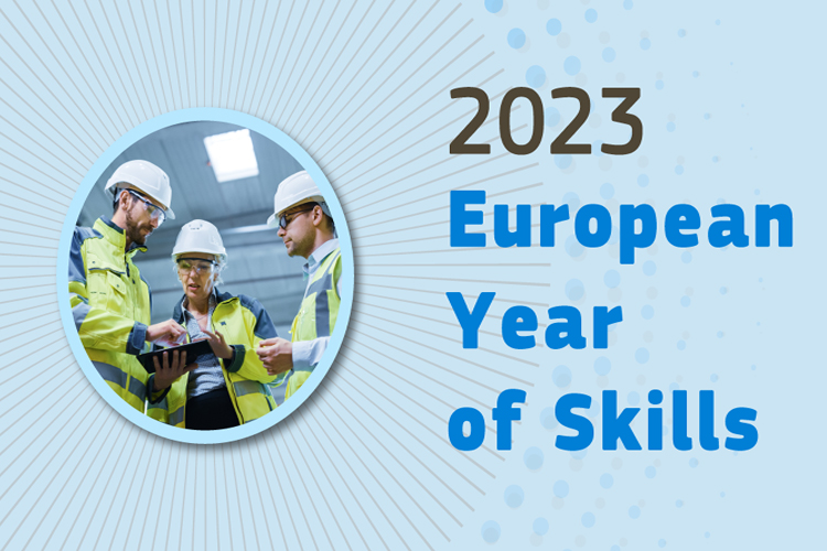 Drei Personen mit Helmen und Schutzwesten blicken auf Tablet, hellblaues Overlay mit Schriftzug 2023 European Year of Skills
