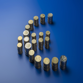 Euro-Währungszeichen aus Münzen zusammangesetzt auf blauem Hintergrund