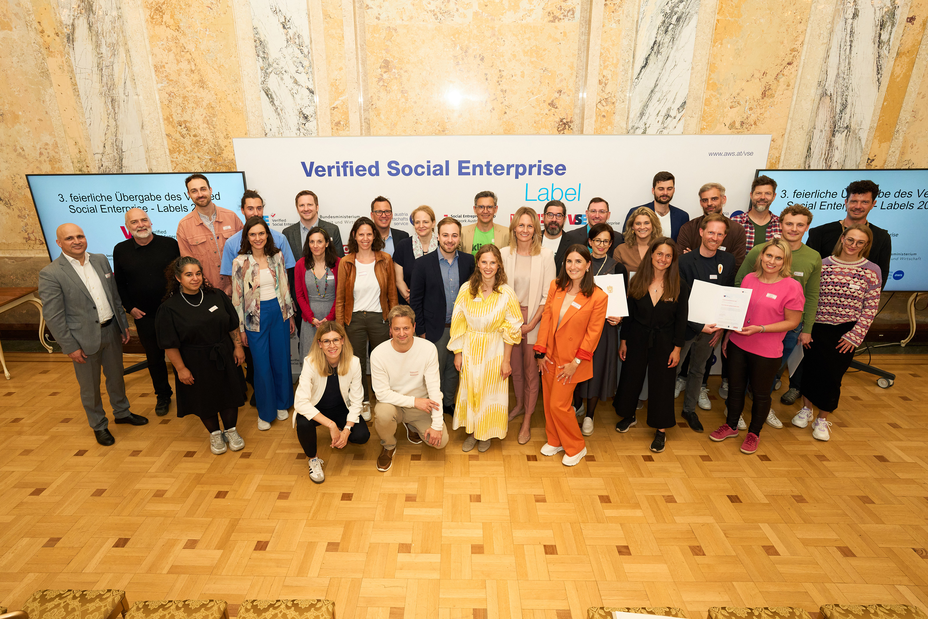 v.l.n.r.: Bernhard Sagmeister, Paul Beyer Klinkosch (Schubu), Duha Samir (Dusts Institute), Tom&aacute;&scaron; Tichomirov (Dusts Institute), Adam Hudec (Dusts Institute), Linda Exenberger (YEPworks), Sarah Krois (NGOjobs), Eva Landrichtinger (BMAW), Hagen Wieshofer (Schubu), Christina Matuschka-Baumann (YEPworks) Ferdinand Lischka (NGOjobs), Florian Ott (Erste Social Finance), Annunziata Magis (FLIP), Lukas Burnar (Medienhaus Andererseits) Stefan Kainz (crowd4projekts klimja), Carmen Goby (WK&Ouml;), Josefine Schulze (WOMENTOR), D&eacute;sir&eacute;e Jonek-Lustyk (WOMENTOR), Oliver Percl (klimja), Rudi Wetzl-Piewald (SENA), Verena Riedler (klimja), Hannah Lux (Vollpension), Lisa-Maria Centeno (HolieLiving), Maximilian Mayr (GMD), Manuel Gruber (Vollpension), Christoph Musik (Acker), Andrea Freilinger (Acker), Jodok Batlogg (tree.ly), Moritz Lutz (tree.ly), Gabriel Zirm (Speisen ohne Grenzen), Franziska Fritz (Speisen ohne Grenzen)