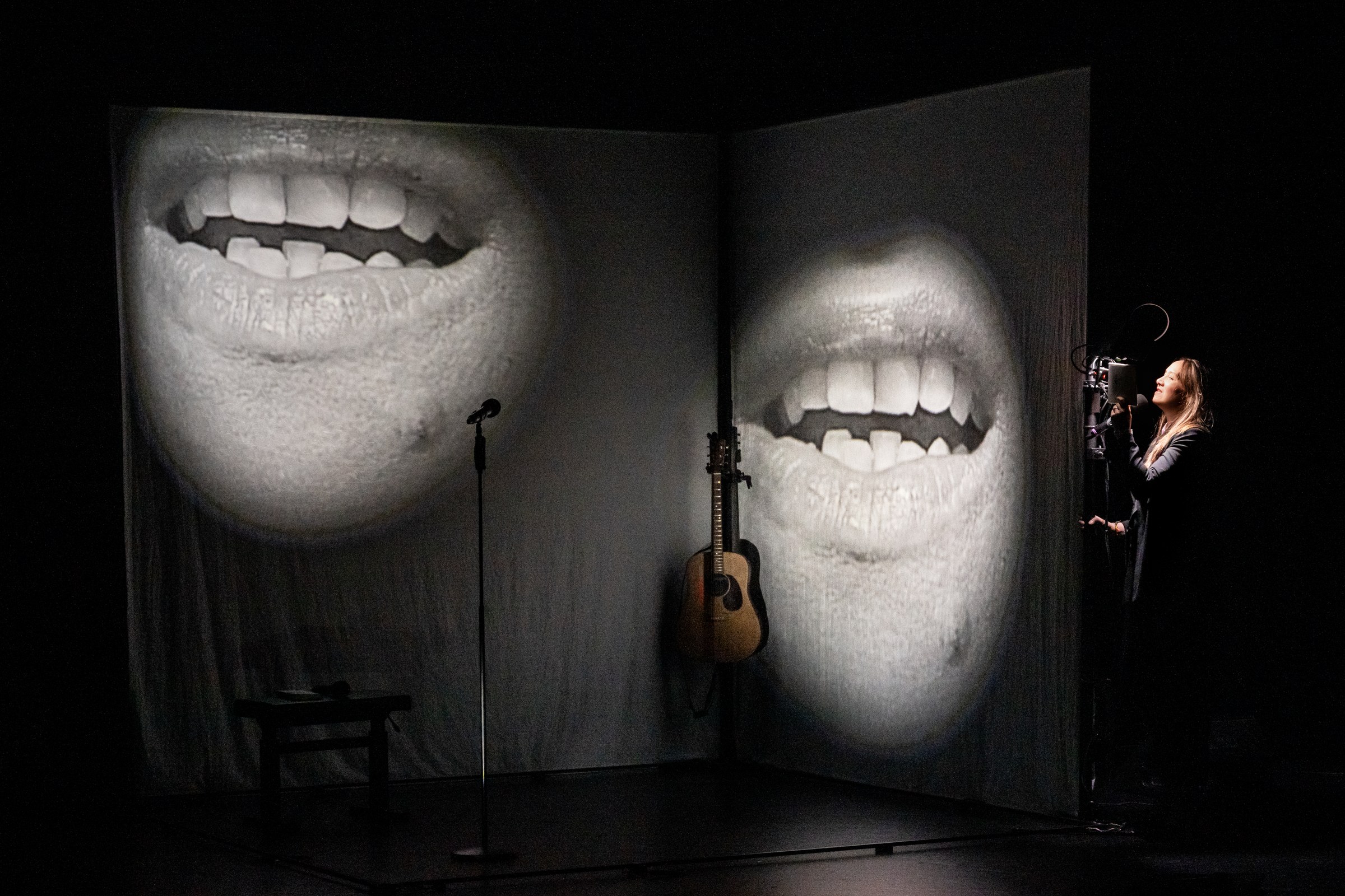 Die Musikerin und Autorin Sophie Hunger liest aus ihrem Deb&uuml;troma "Walzer f&uuml;r Niemand" im TAK Theater in Schaan. Ausgestattet mit einer Kamera filmt sie ihre Lippen, die auf eine Leinwand projiziert werden.