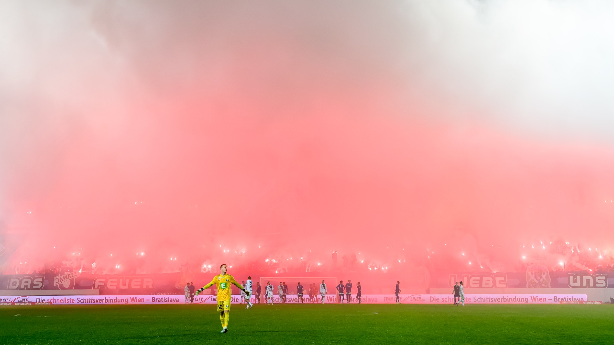 Roter Himmel &uuml;ber Fu&szlig;ballstadion