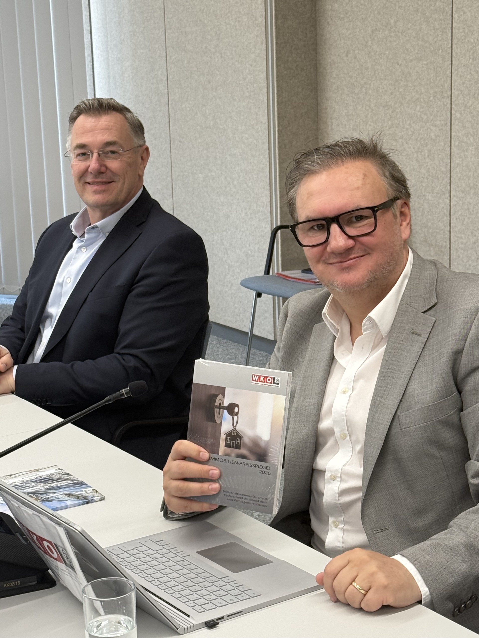 vlnr.: Mario Zoidl, stellvertretender Obmann im Fachverband der Immobilien- und Verm&ouml;genstreuh&auml;nder sowie Berufsgruppensprecher der &ouml;sterreichischen Immobilienmakler & Roman Oberndorfer, Obmann des Fachverbandes der Immobilien- und Verm&ouml;genstreuh&auml;nder