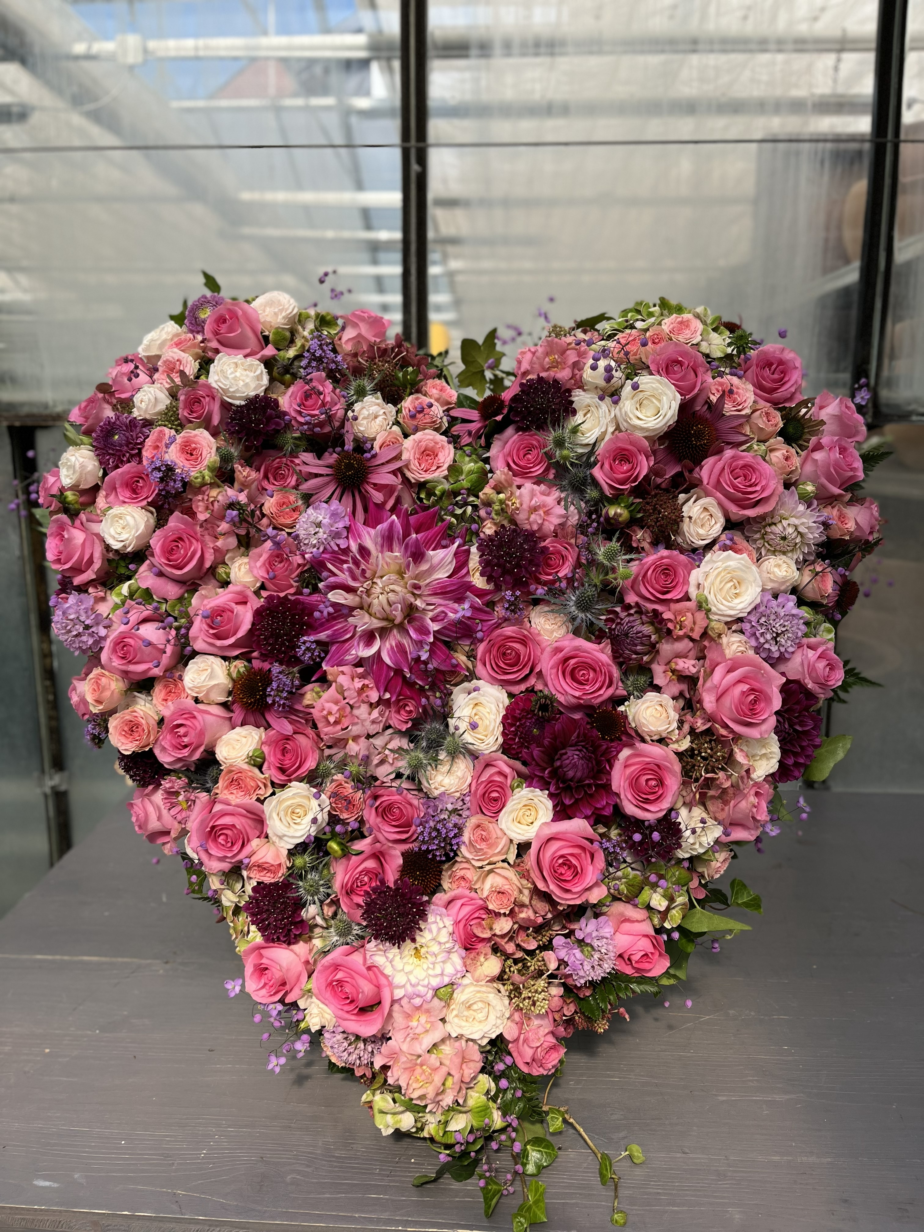 Ein Herz aus vielen verschiedenen Blumen