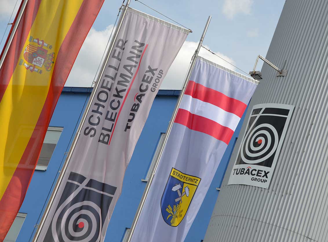 Flaggen mit dem Logo der Schoeller-Bleckmann Edelstahlrohr GmbH