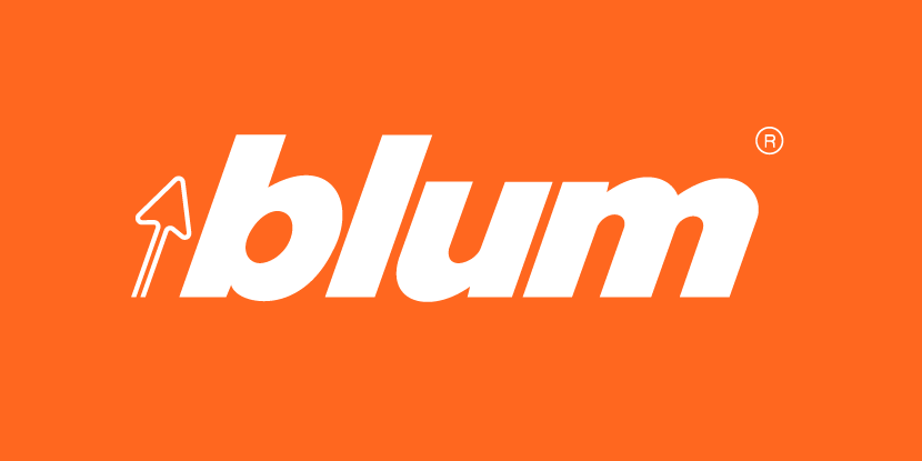 Logo der Julius Blum GmbH: Weißer Schriftzug blum auf rechteckigen, orangen Hintergrund