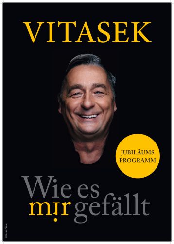 lakat mit Portr&auml;t einer l&auml;chelnden Person und Text: &bdquo;VITASEK. Jubil&auml;umsprogramm. Wie es mir gef&auml;llt&ldquo;