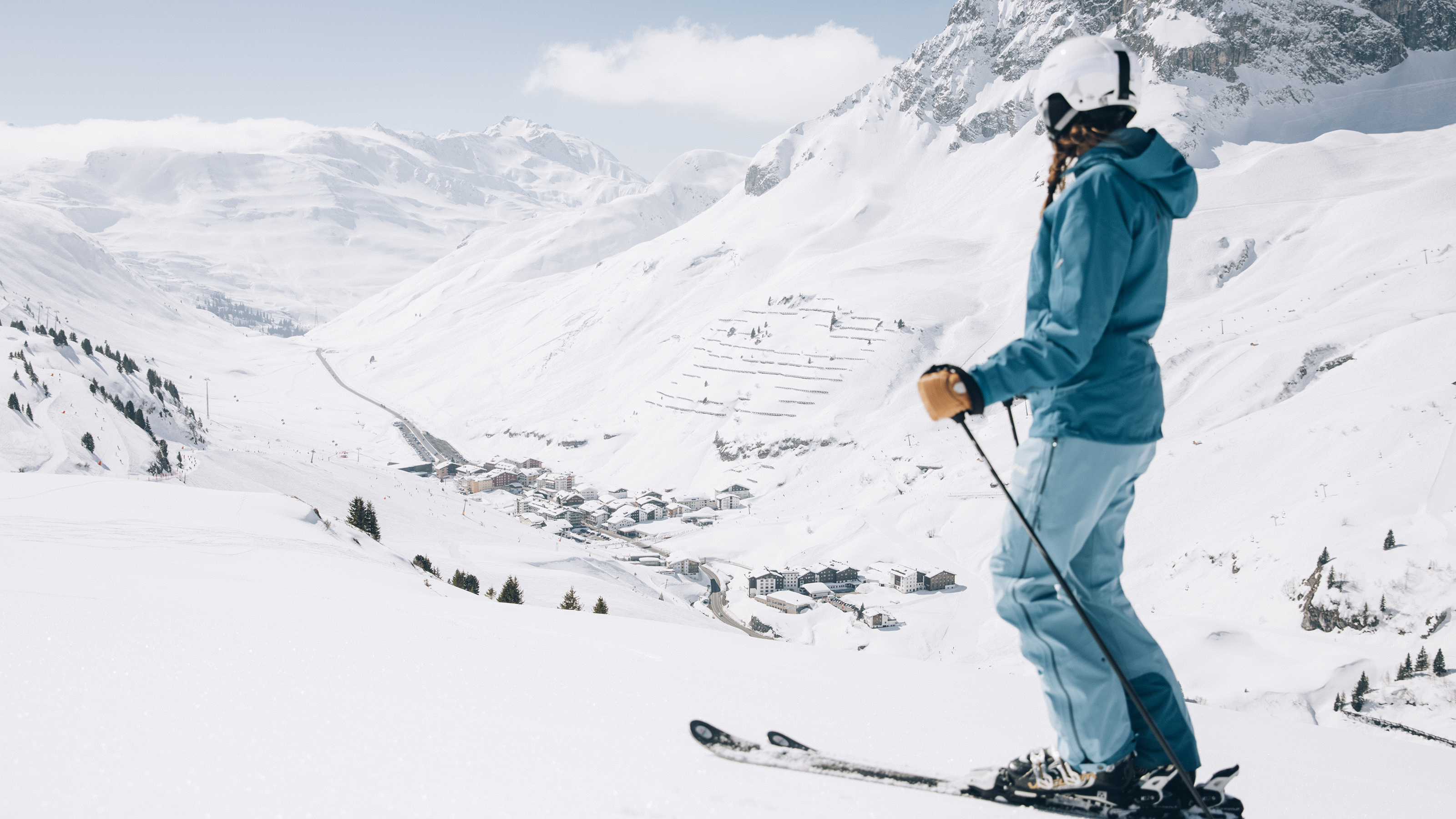 Person auf Skiern stehend und Berge voll Schnee